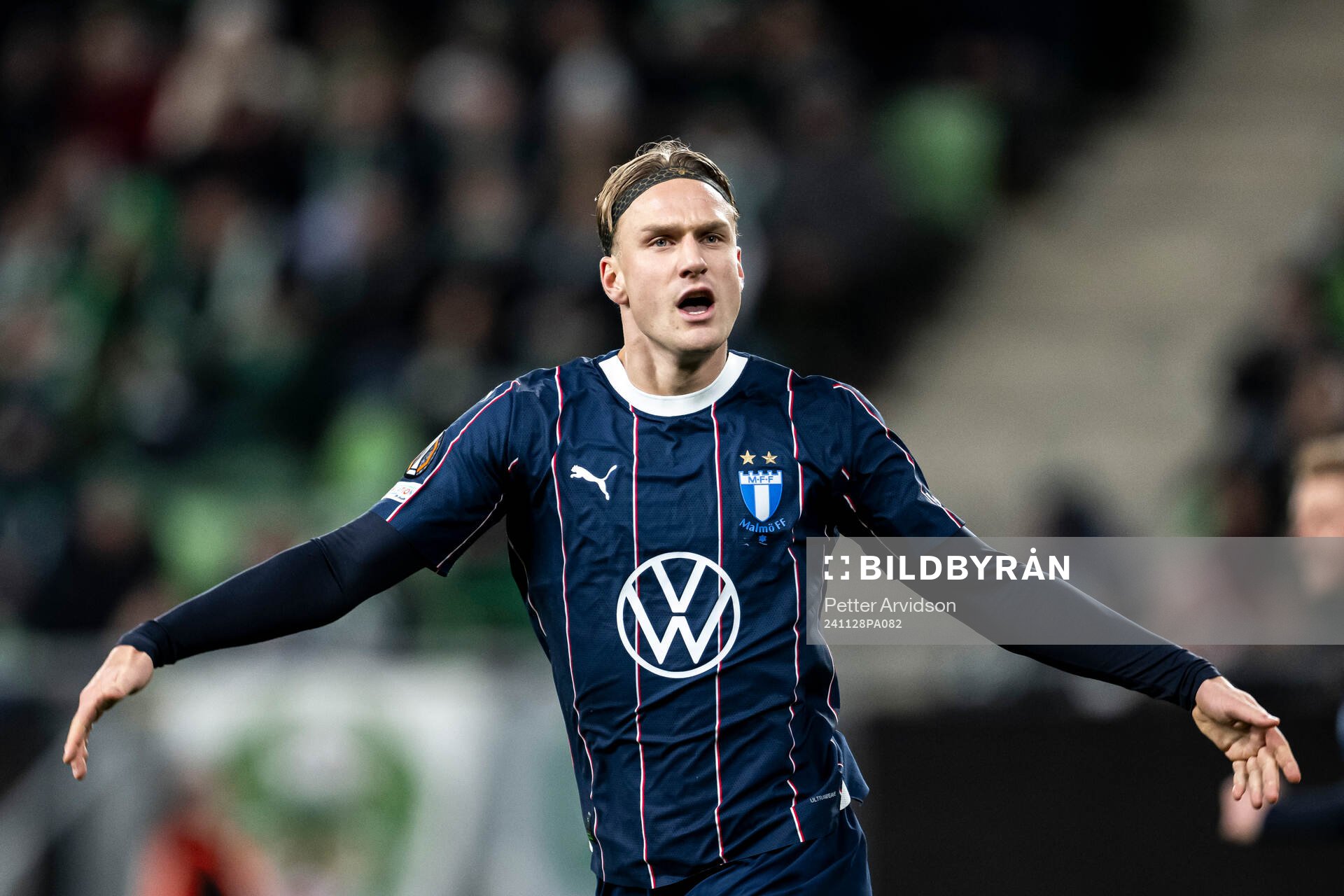 Erik Botheim of Malmö FF celebrates the 2-1 goal