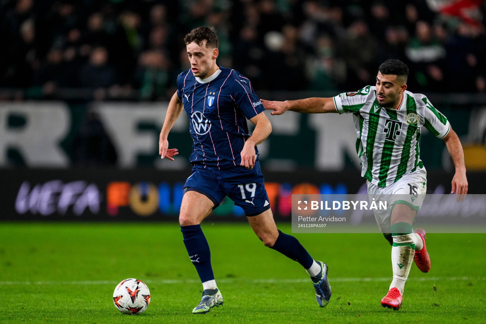 Colin Rösler of Malmö FF and Mohammad Abu Fani of Ferencvaros during the UEFA Europa League football match between Ferencvaros and Malmö FF on November 28, 2024 in Budapest.