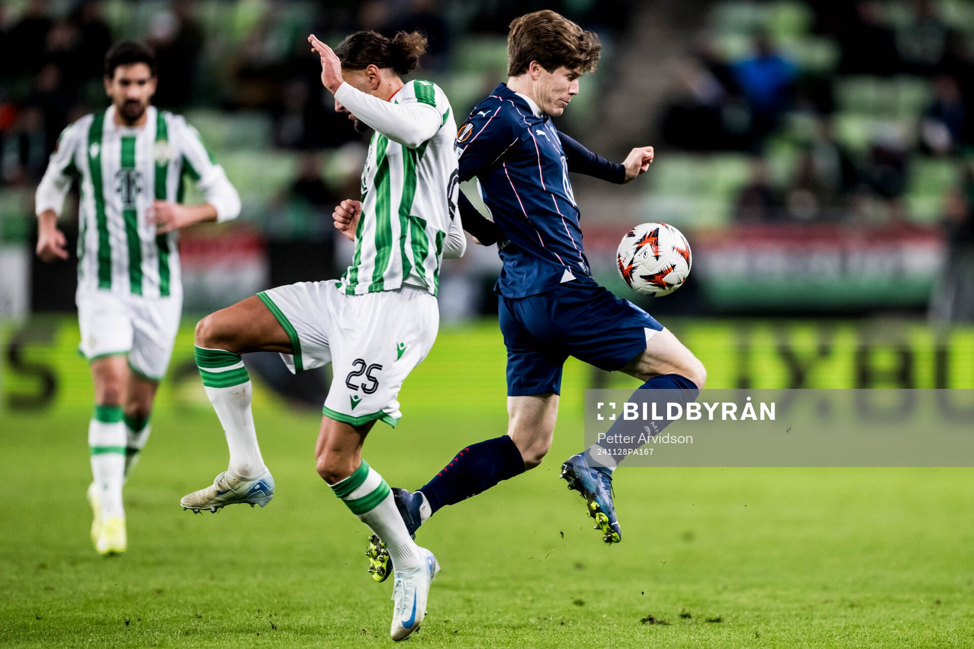 Cebrails Makreckis of Ferencvaros and Oliver Berg of Malmö