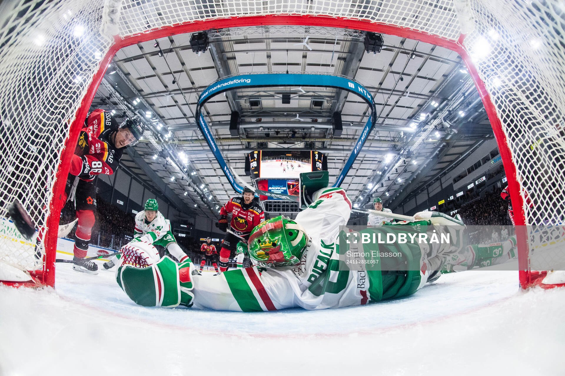 Luleås Mathias Bromé sätter 4-4 på Rögles målvakt