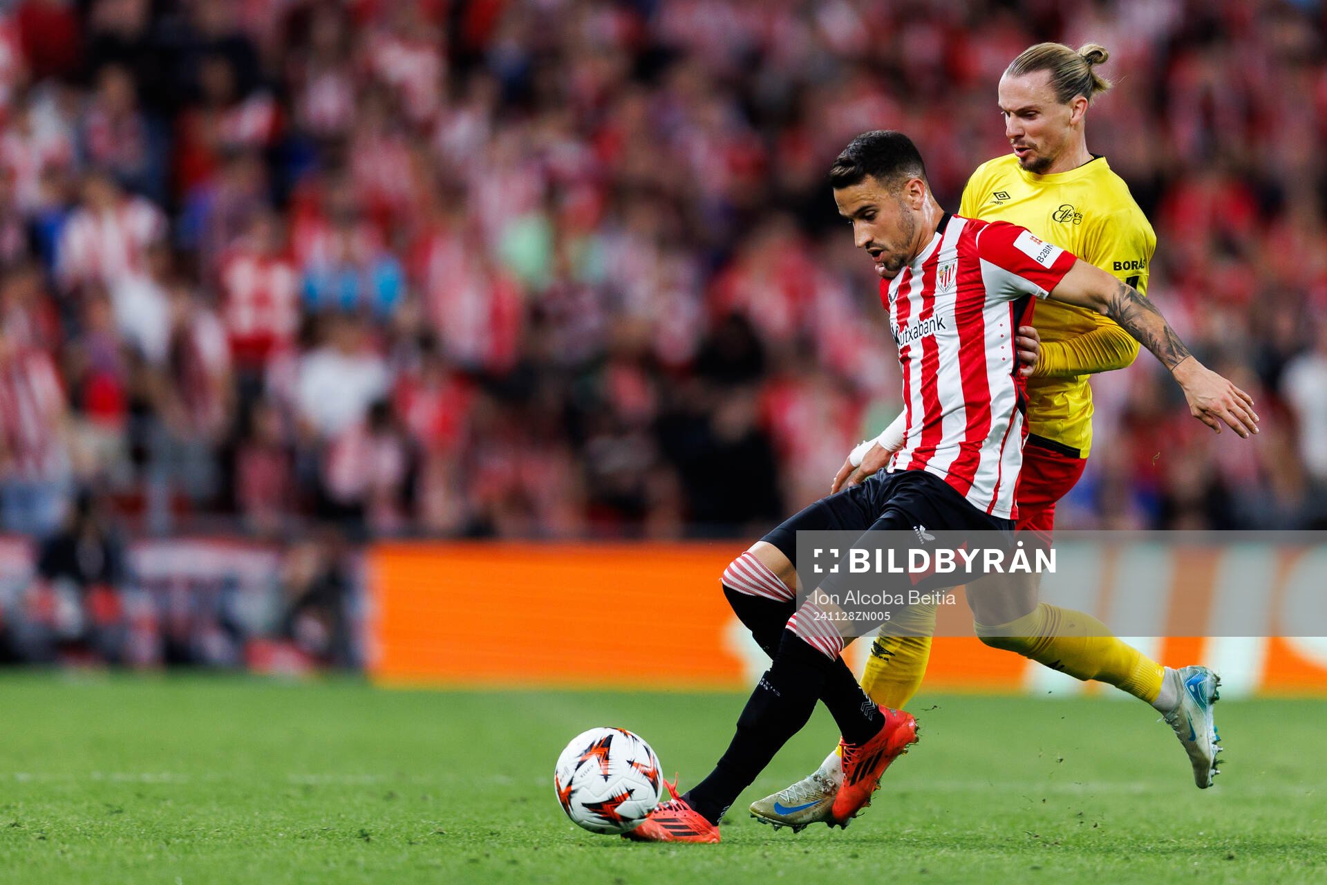 Nico Williams of Athletic Bilbao and Niklas Hult of Elfsborg