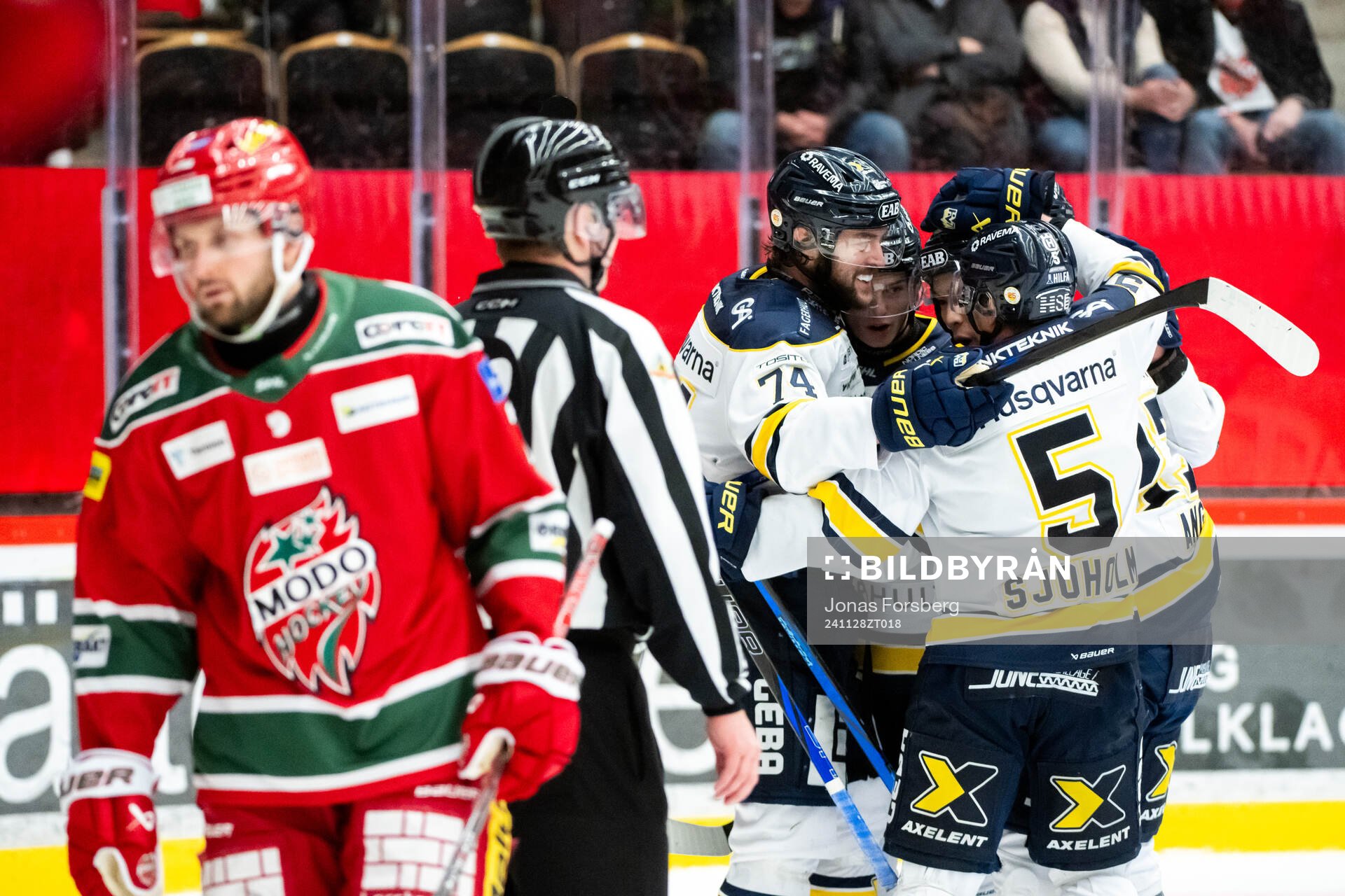 HV71s Oscar Fisker Molgaard jublar med lagkamrater