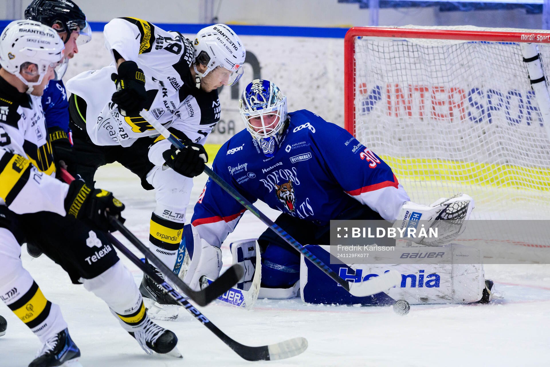 Västerås Eric Engstrand och Karlskogas målvakt Samuel