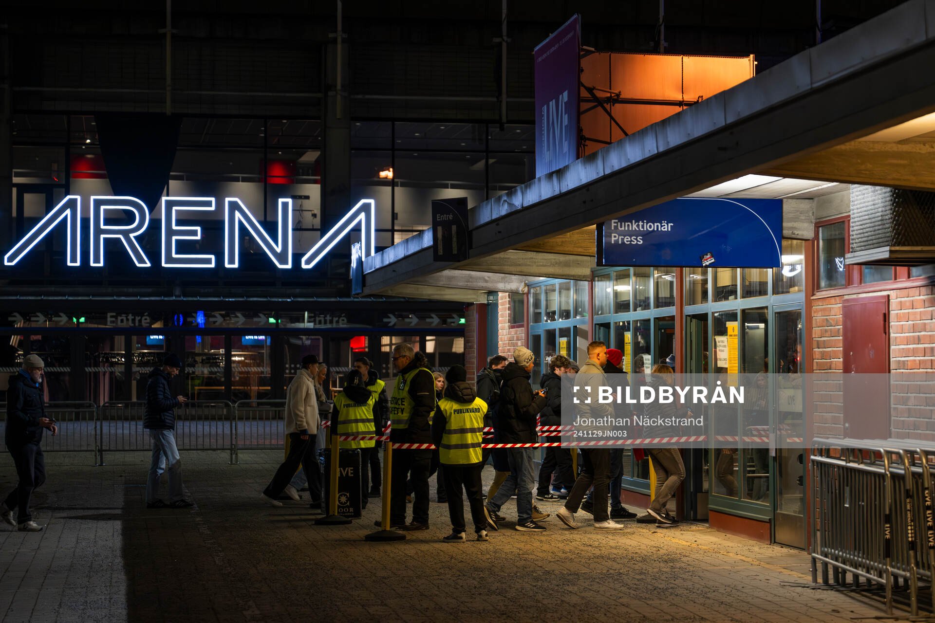 Supportrar utanför Hovet
