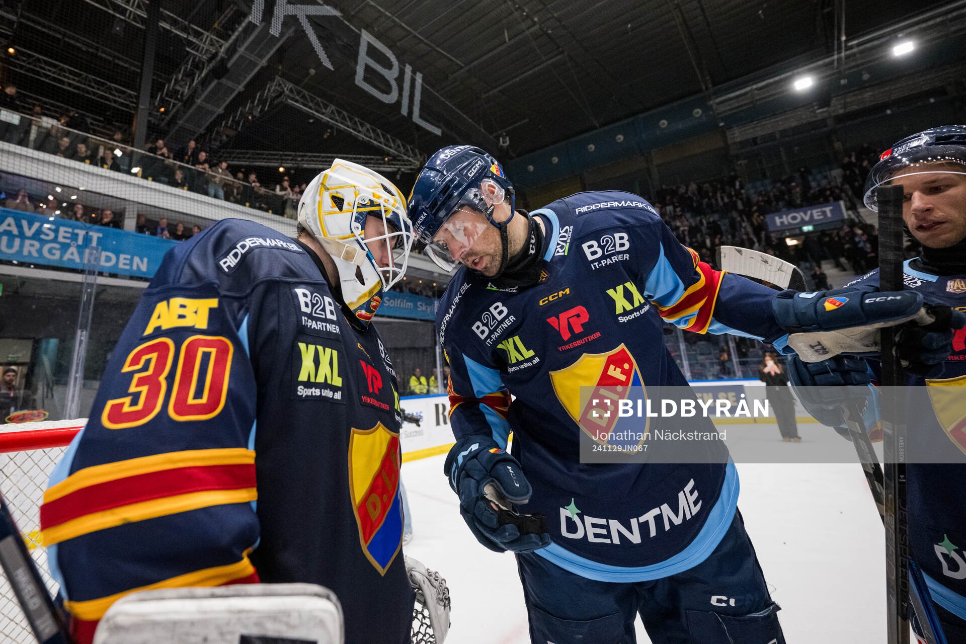 Djurgårdens Albin Grewe jublar med målvakt Hugo Hävelid