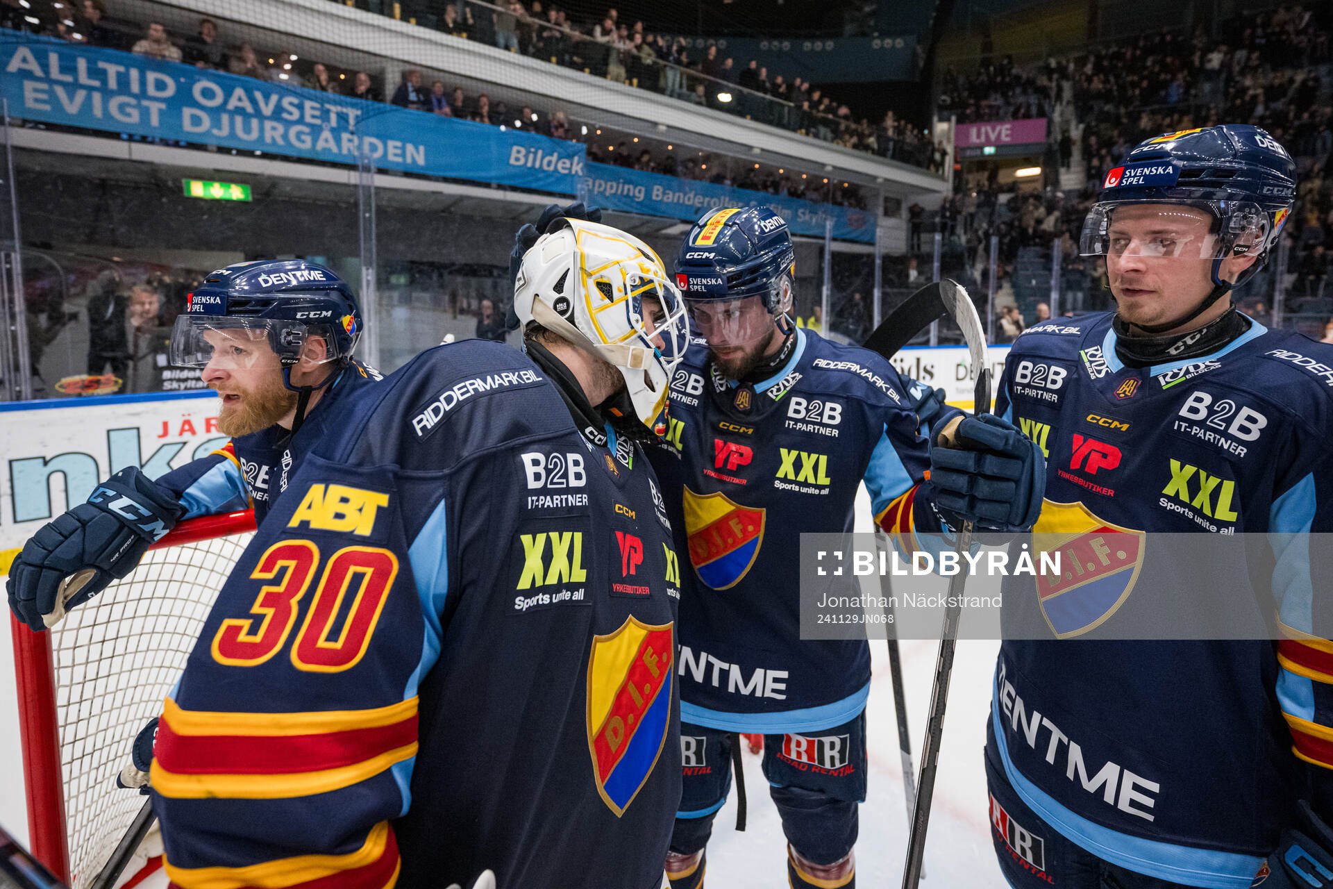 Djurgårdens Albin Grewe  jublar med målvakt Hugo Hävelid
