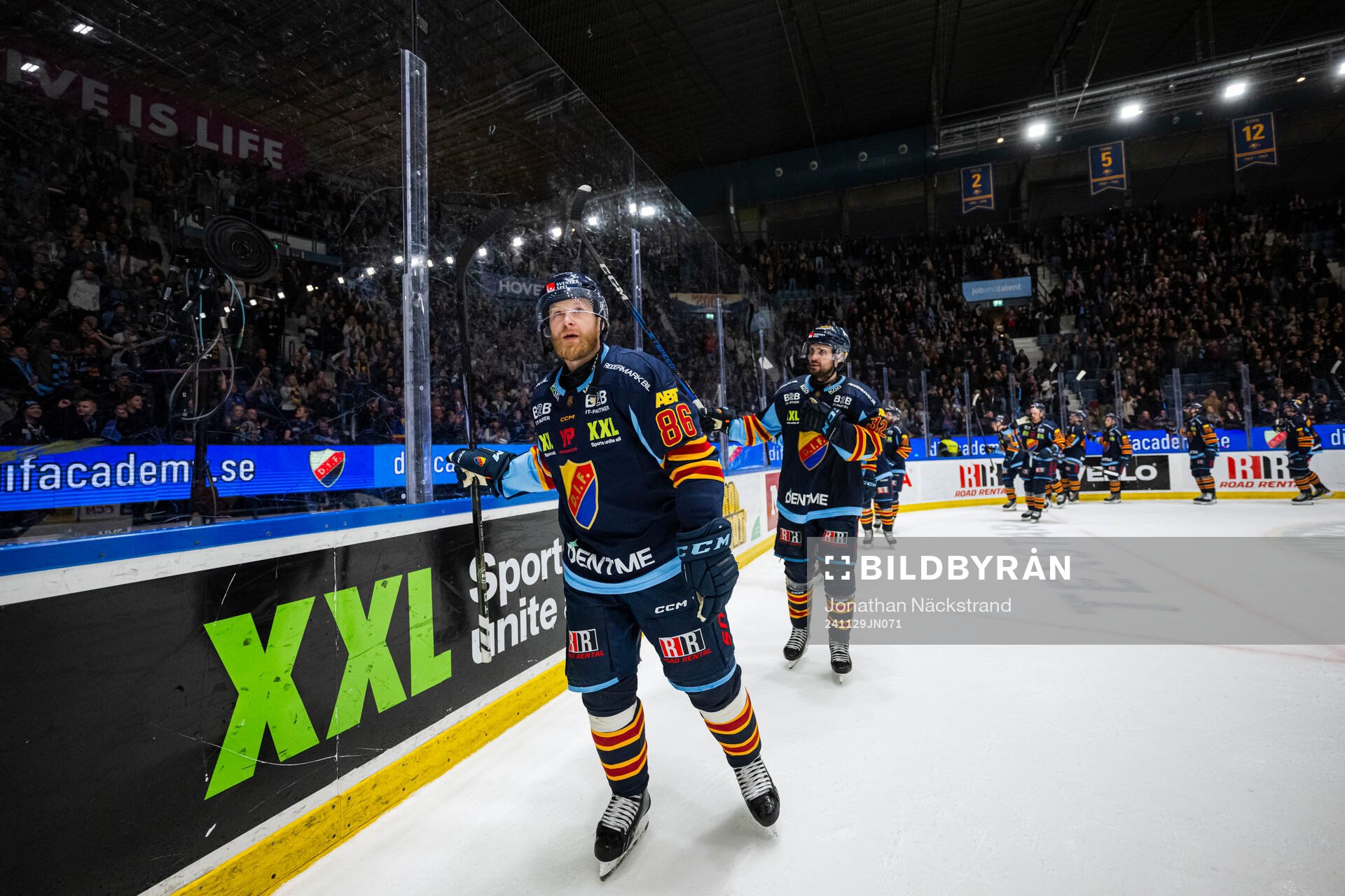 Djurgårdens Linus Klasen jublar med supporterna