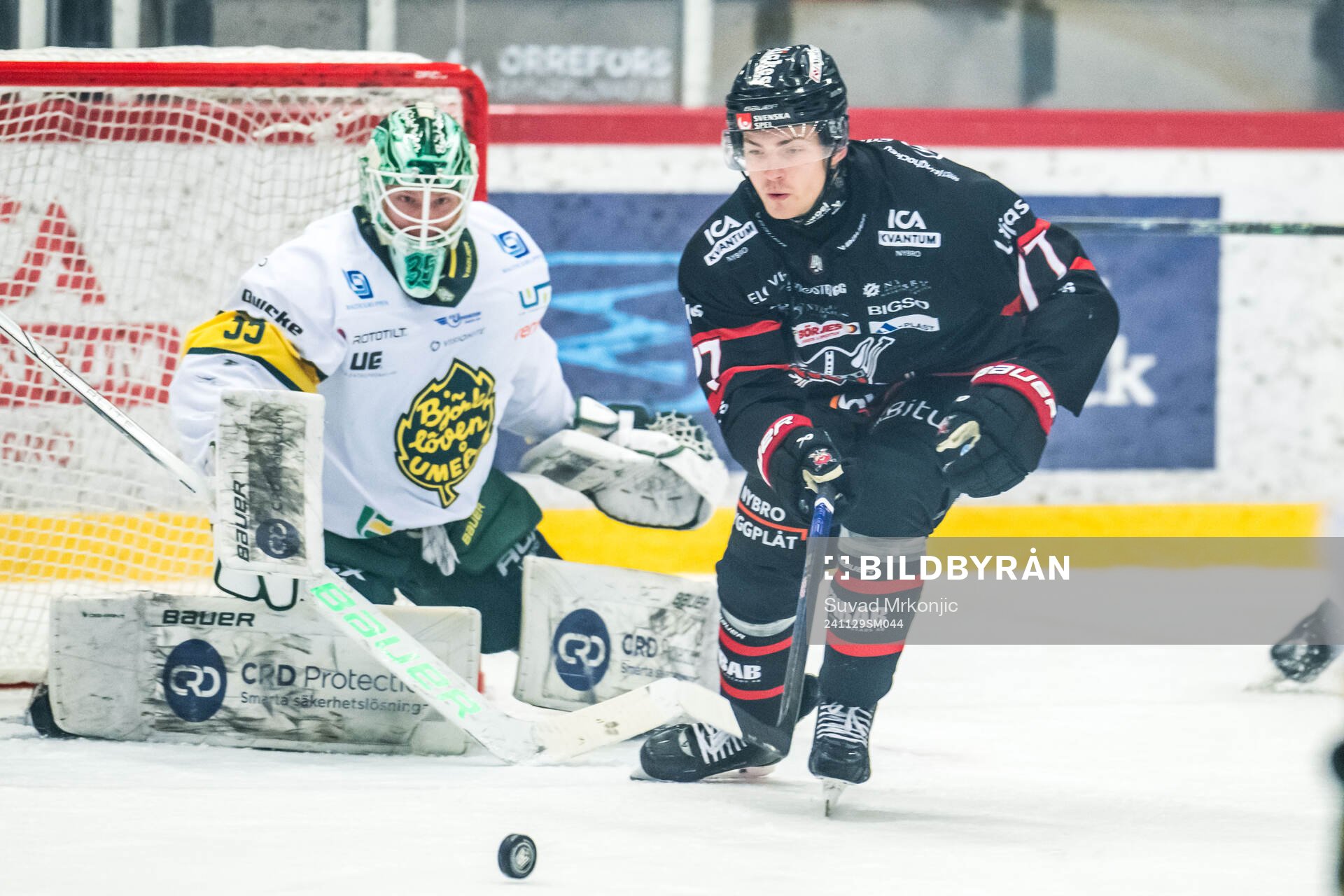 Björklövens målvakt Melker Thelin och Nybros Hannes