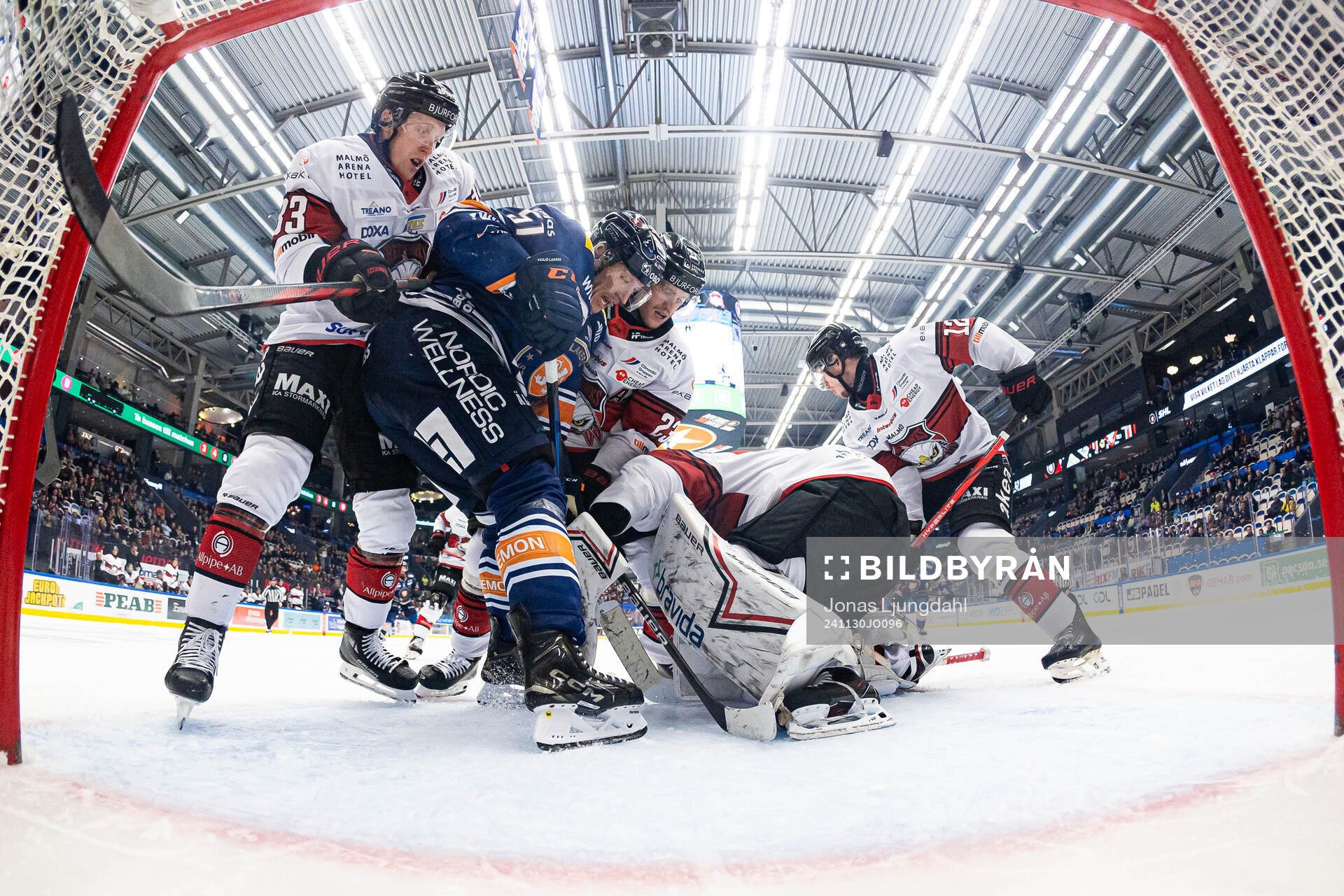 Växjös Emil Sylvegård mellan Malmö Redhawks Lassi