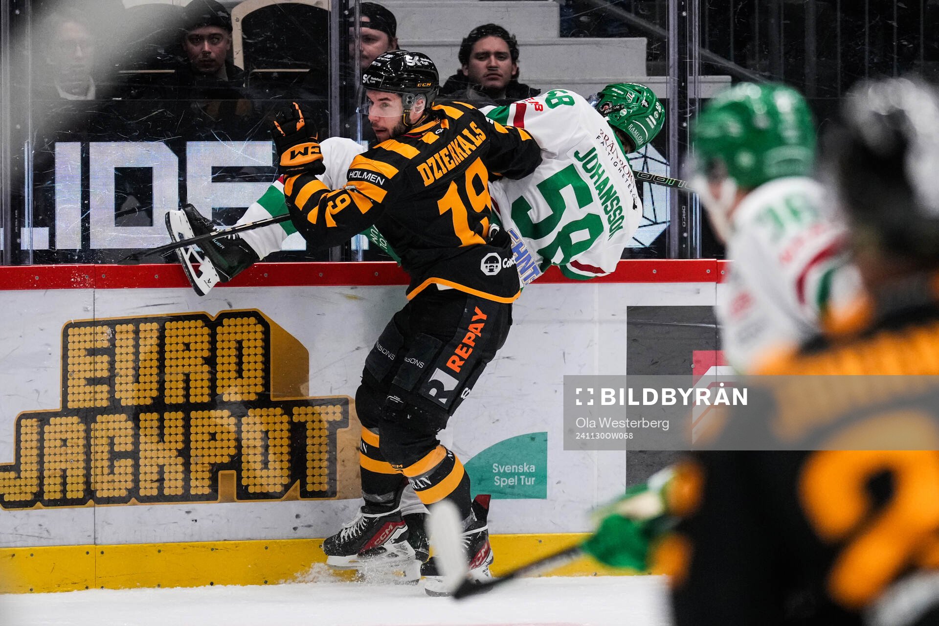 Skellefteås Martins Dzierkals och Rögles Filip Johansson