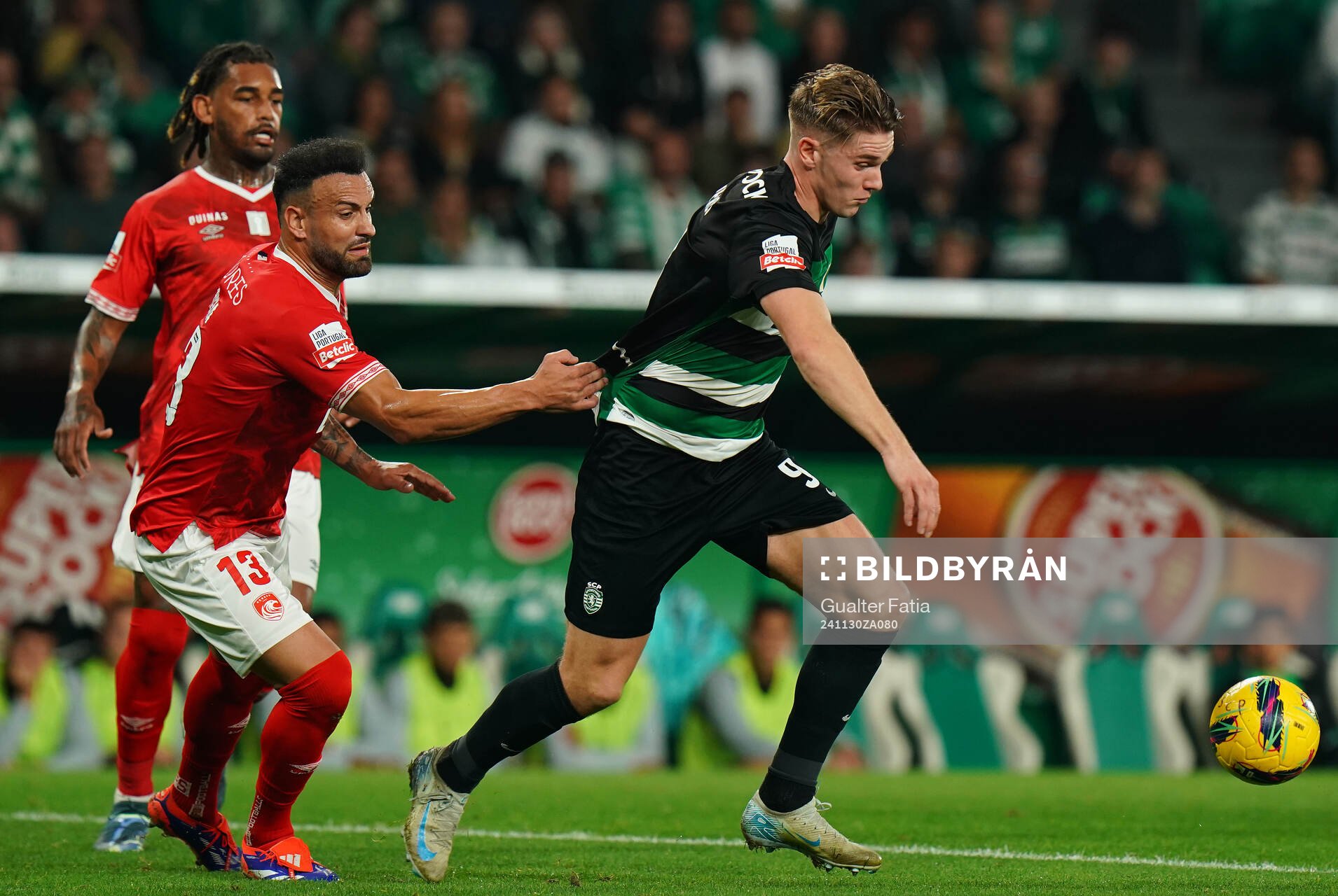 Viktor Gyokeres of Sporting CP with Luis Rocha of CD Santa Clara during the Liga Portugal match between Sporting Lisbon and Santa Clara on November 30, 2024 in Lissabon.