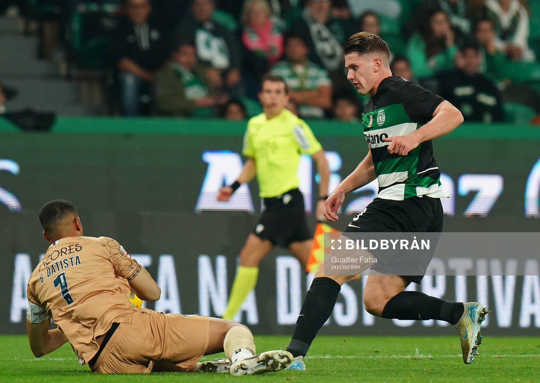 Viktor Gyokeres of Sporting CP with Gabriel Batista of CD
