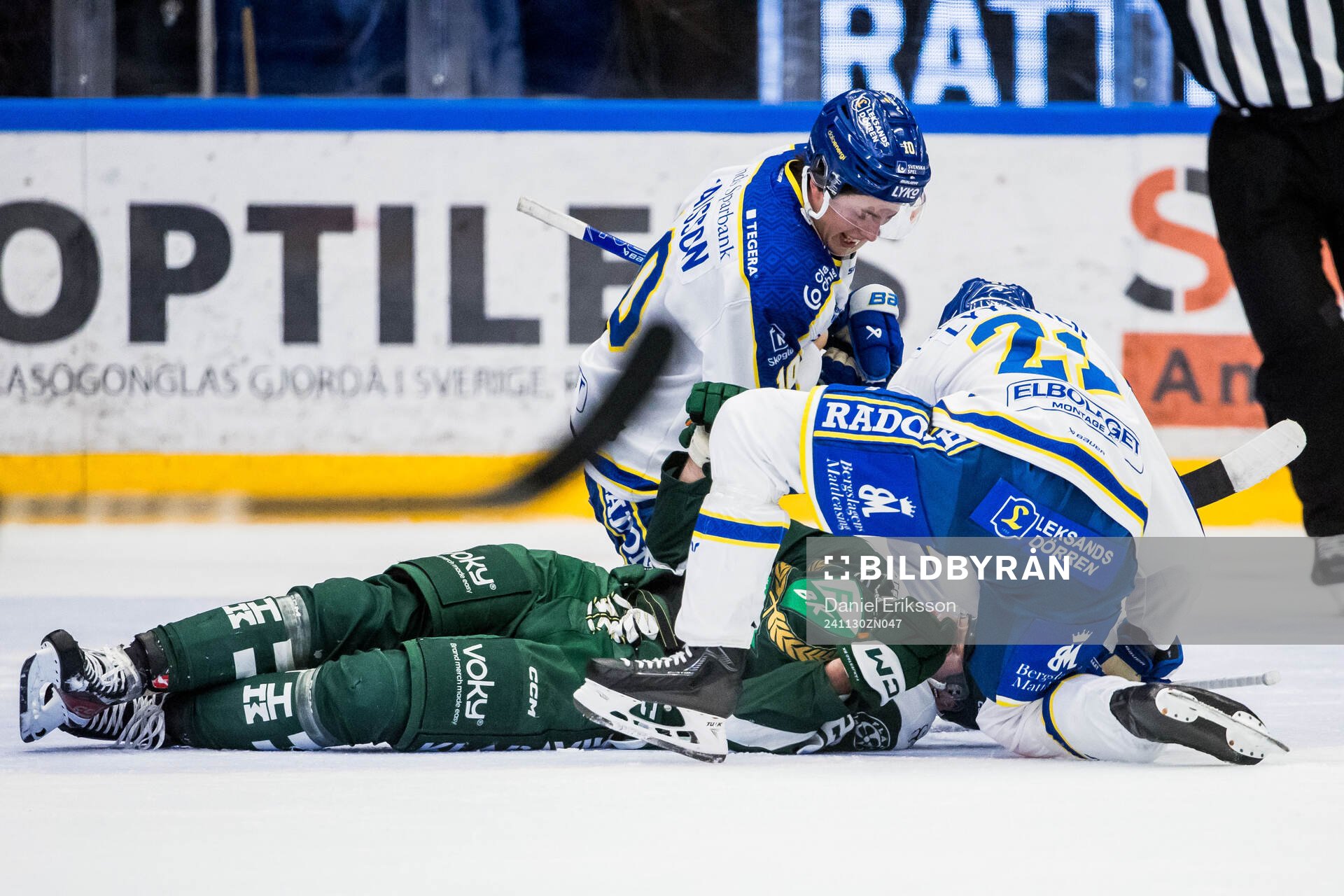 Färjestads Per Åslund har ont ch får hjälp av Leksands