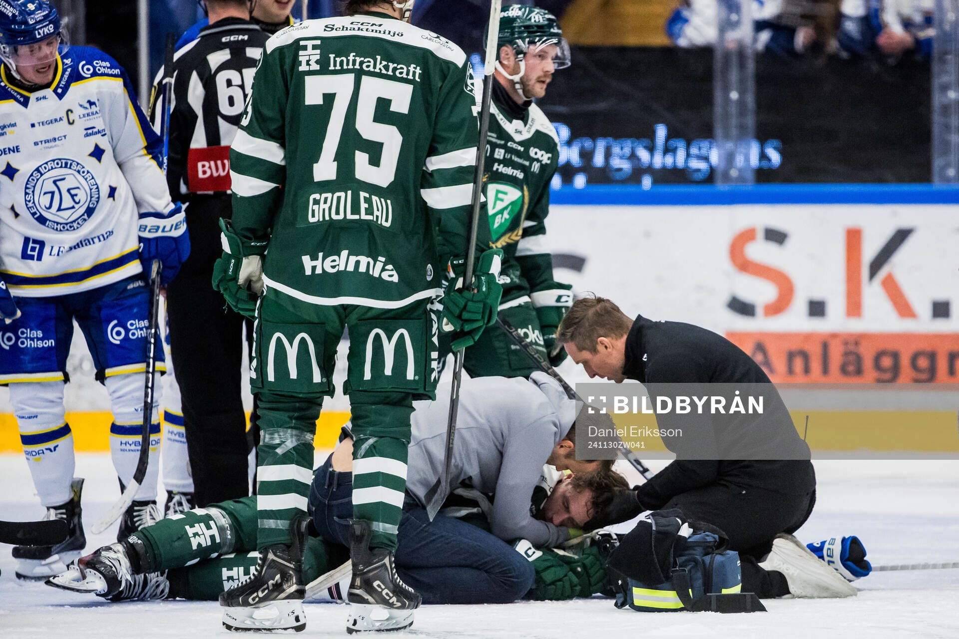 Färjestads Per Åslund har ont och får vård