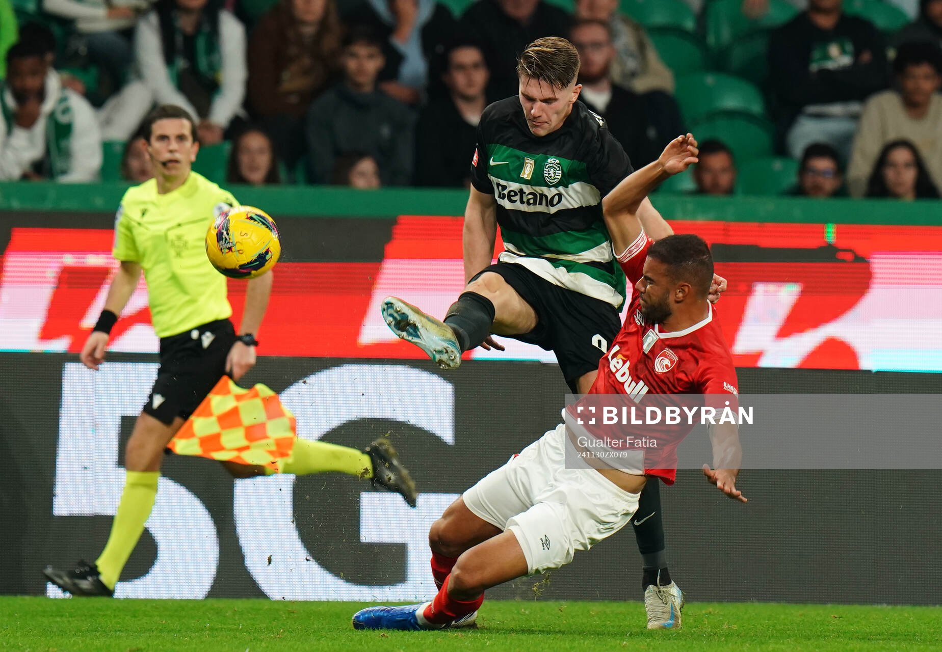 Viktor Gyokeres of Sporting CP with Pedro Ferreira of CD