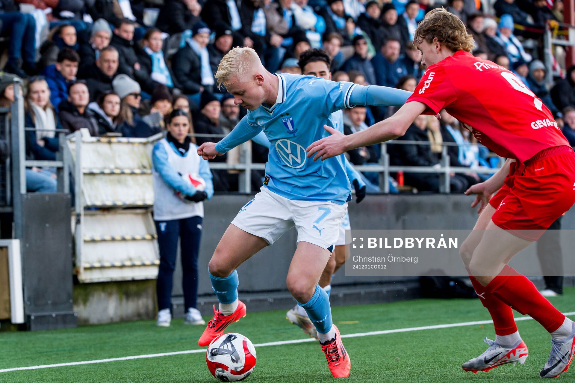Malmö FFs Otto Rosengren och Torslandas Liam Filip Andersson under fotbollsmatchen i Svenska Cupen mellan Malmö FF och Torslanda den 1 december 2024 i Malmö.