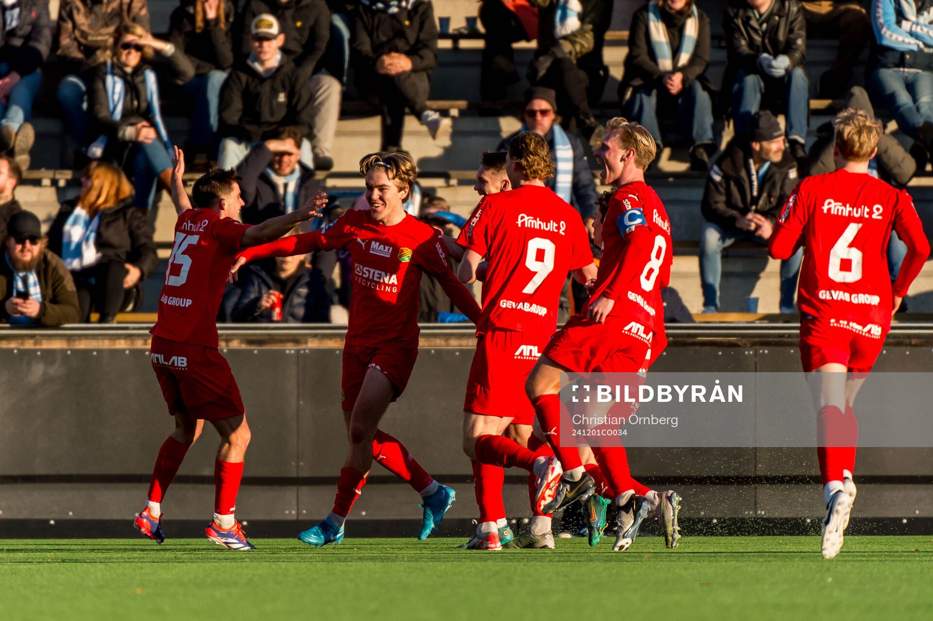 Torslandas Hannes Davidsson jublar med lagkamrater