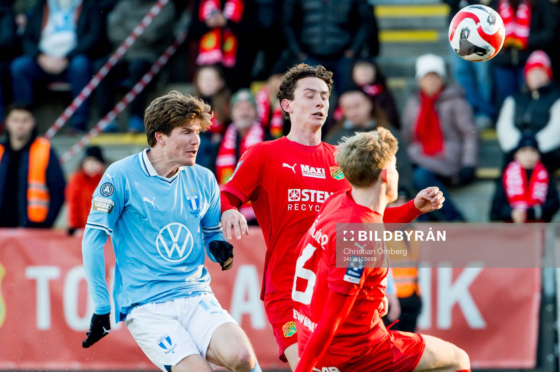Malmö FFs Oliver Berg mot Torslandas Fabian Påhlman och