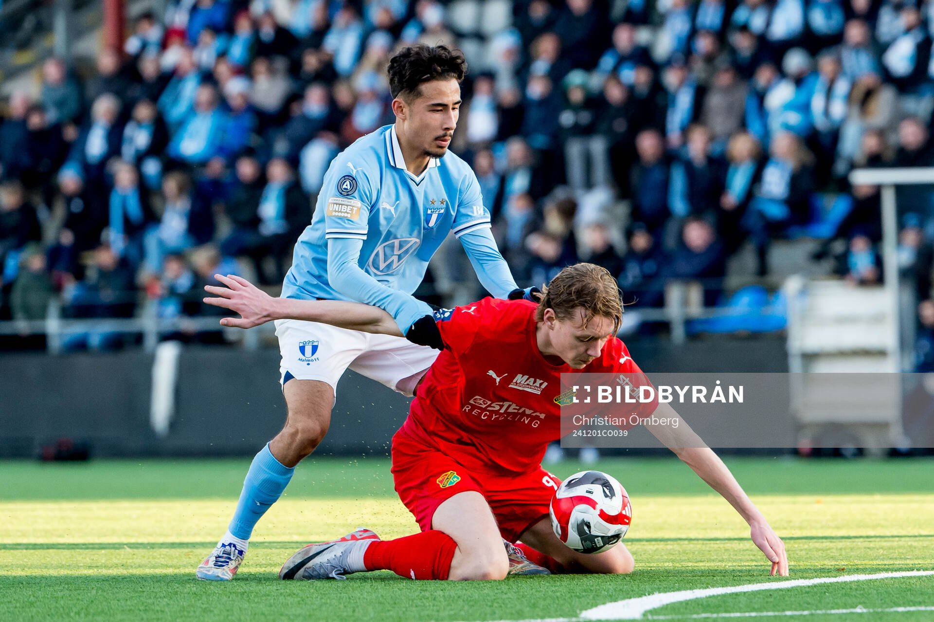 Malmö FFs Adrian Skogmar och Torslandas Liam Filip