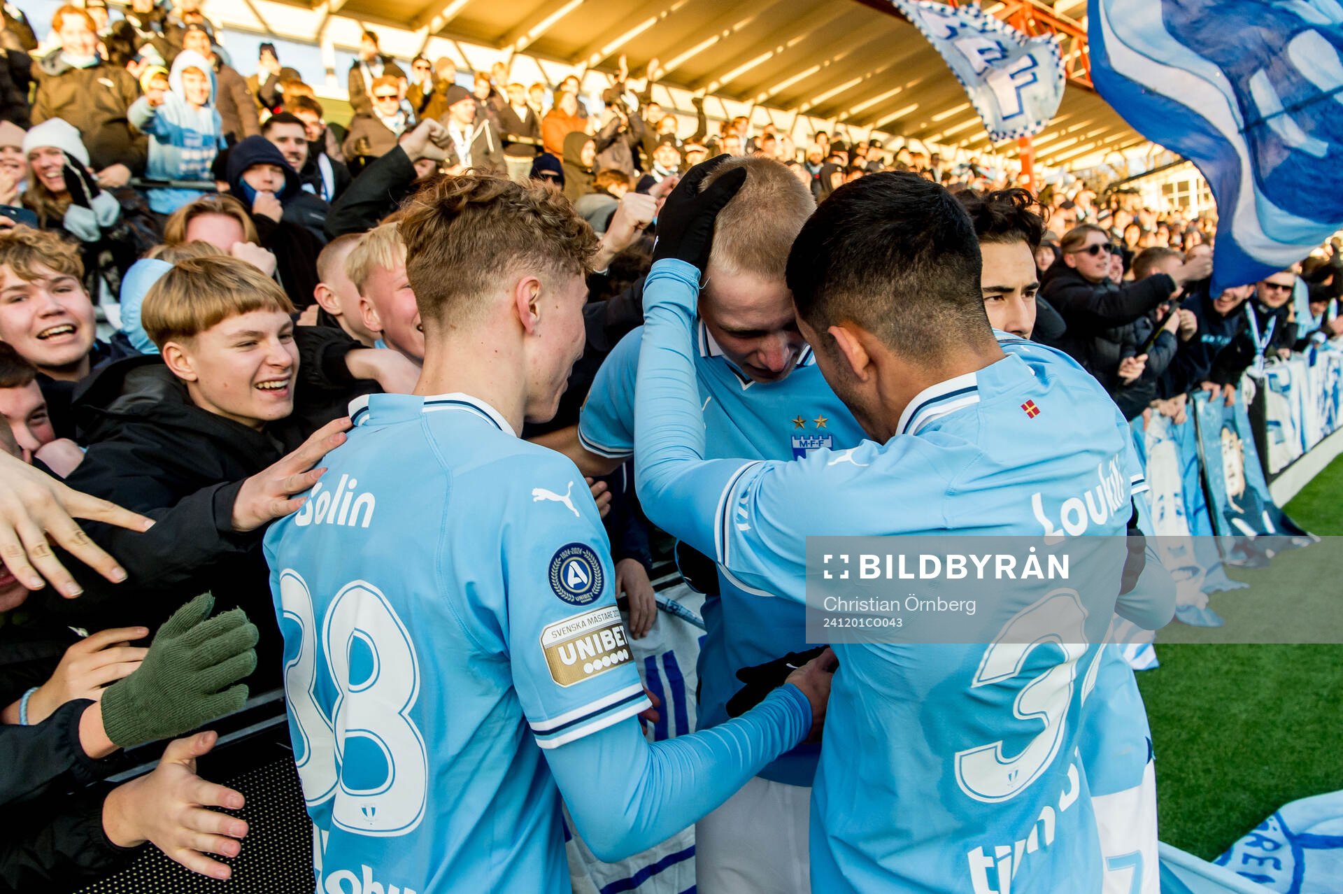 Malmö FFs Daniel Gudjohnsen jublar med lagkamrater efter 2-1 under fotbollsmatchen i Svenska Cupen mellan Malmö FF och Torslanda den 1 december 2024 i Malmö.