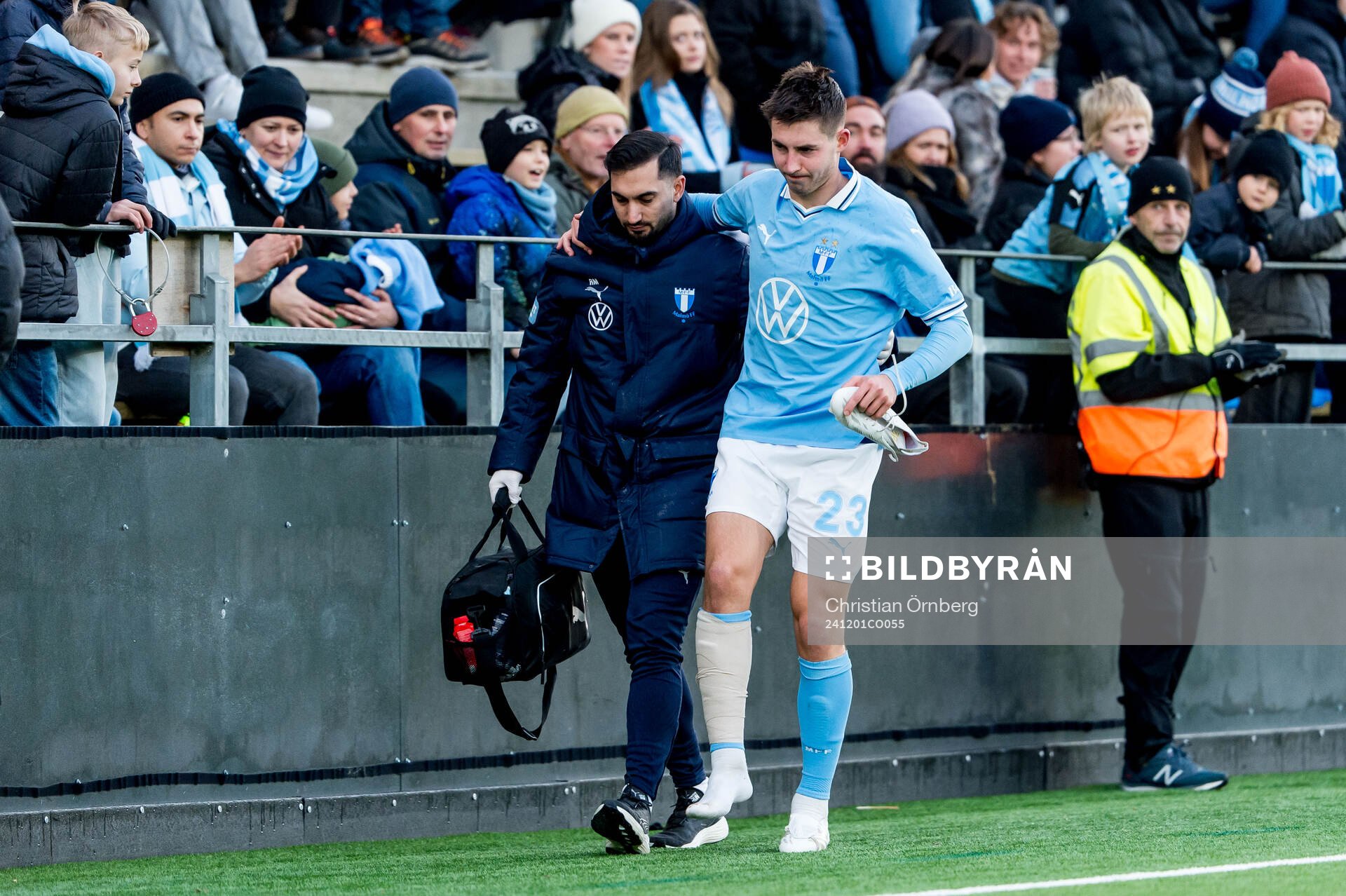 Malmö FFs Lasse Berg Johnsen lämnar planen skadad