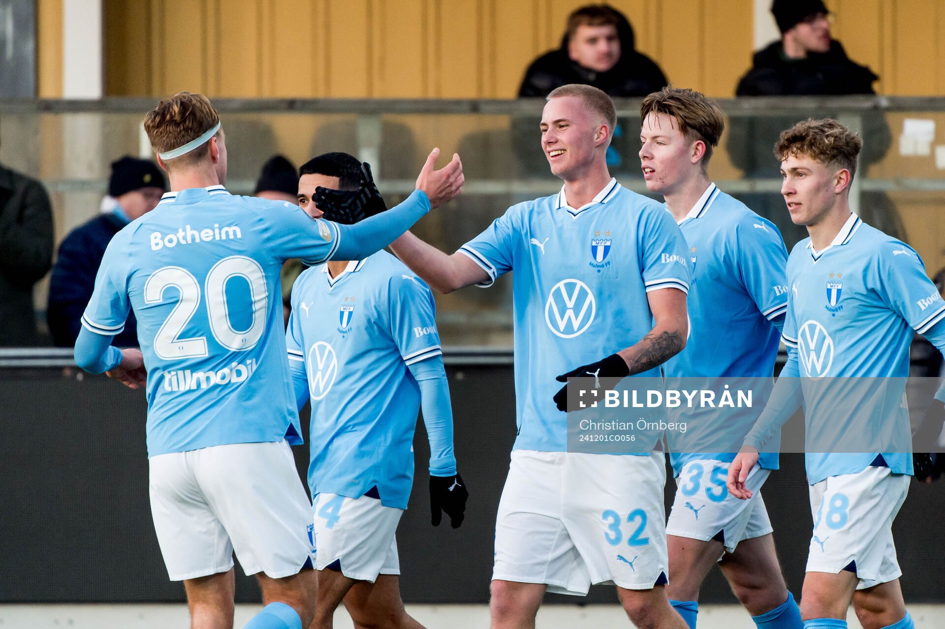 Malmö FFs Daniel Gudjohnsen jublar med lagkamrater efter 4-2 under fotbollsmatchen i Svenska Cupen mellan Malmö FF och Torslanda den 1 december 2024 i Malmö.