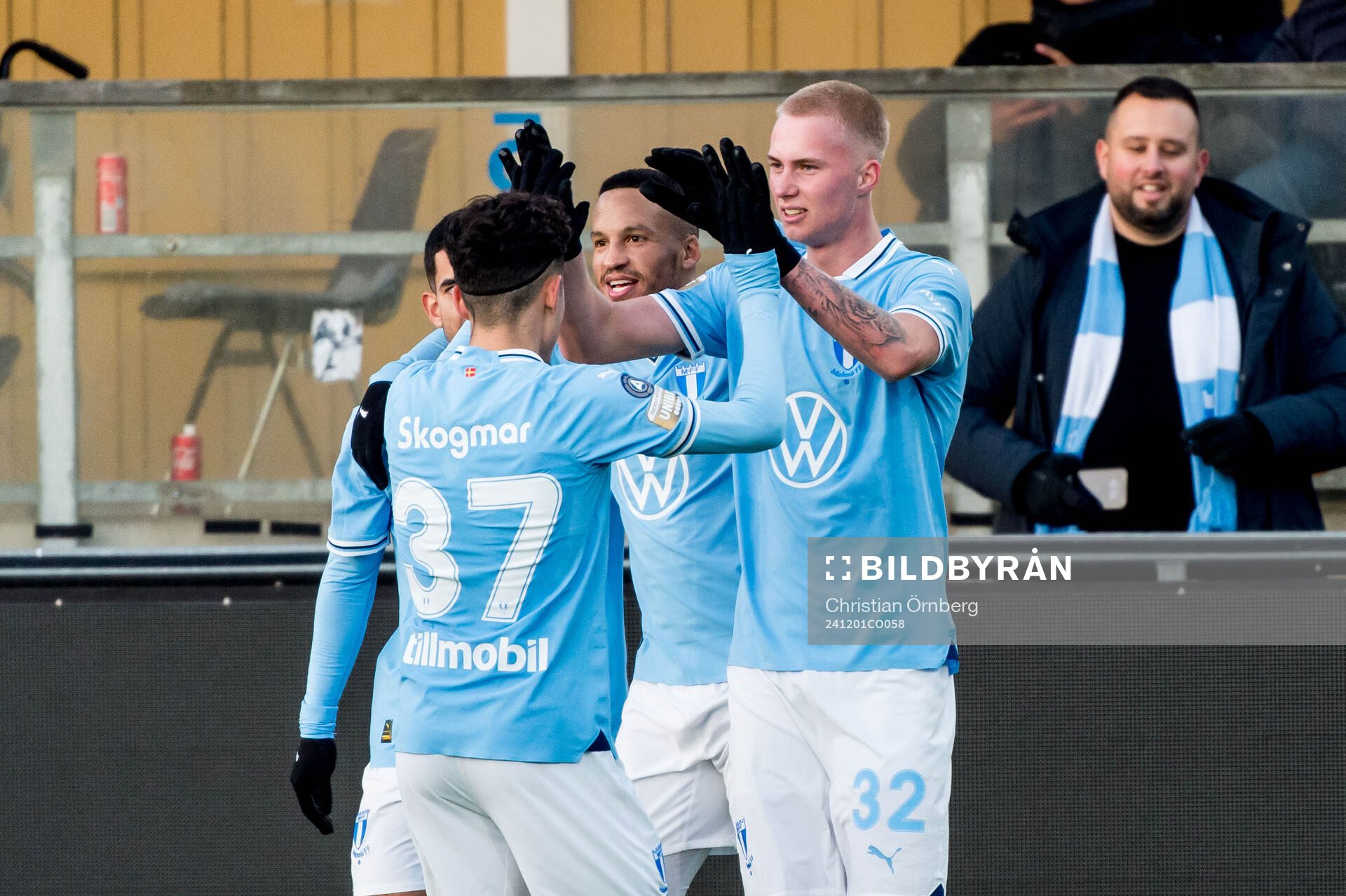Malmö FFs Daniel Gudjohnsen jublar med Adrian Skogmar efter 4-2 under fotbollsmatchen i Svenska Cupen mellan Malmö FF och Torslanda den 1 december 2024 i Malmö.