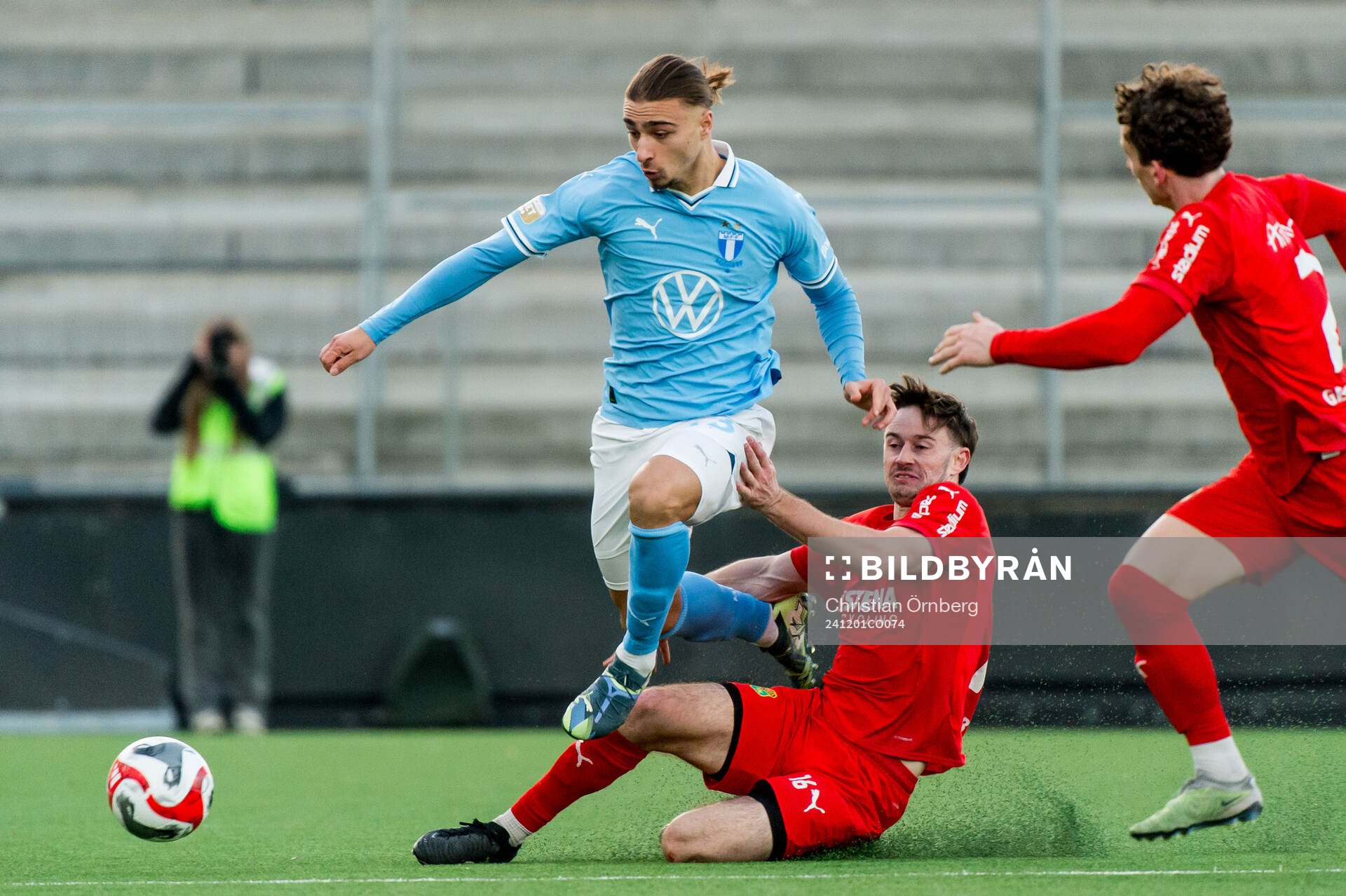Malmö FFs Elison Makolli och Torslandas Sean John Bright
