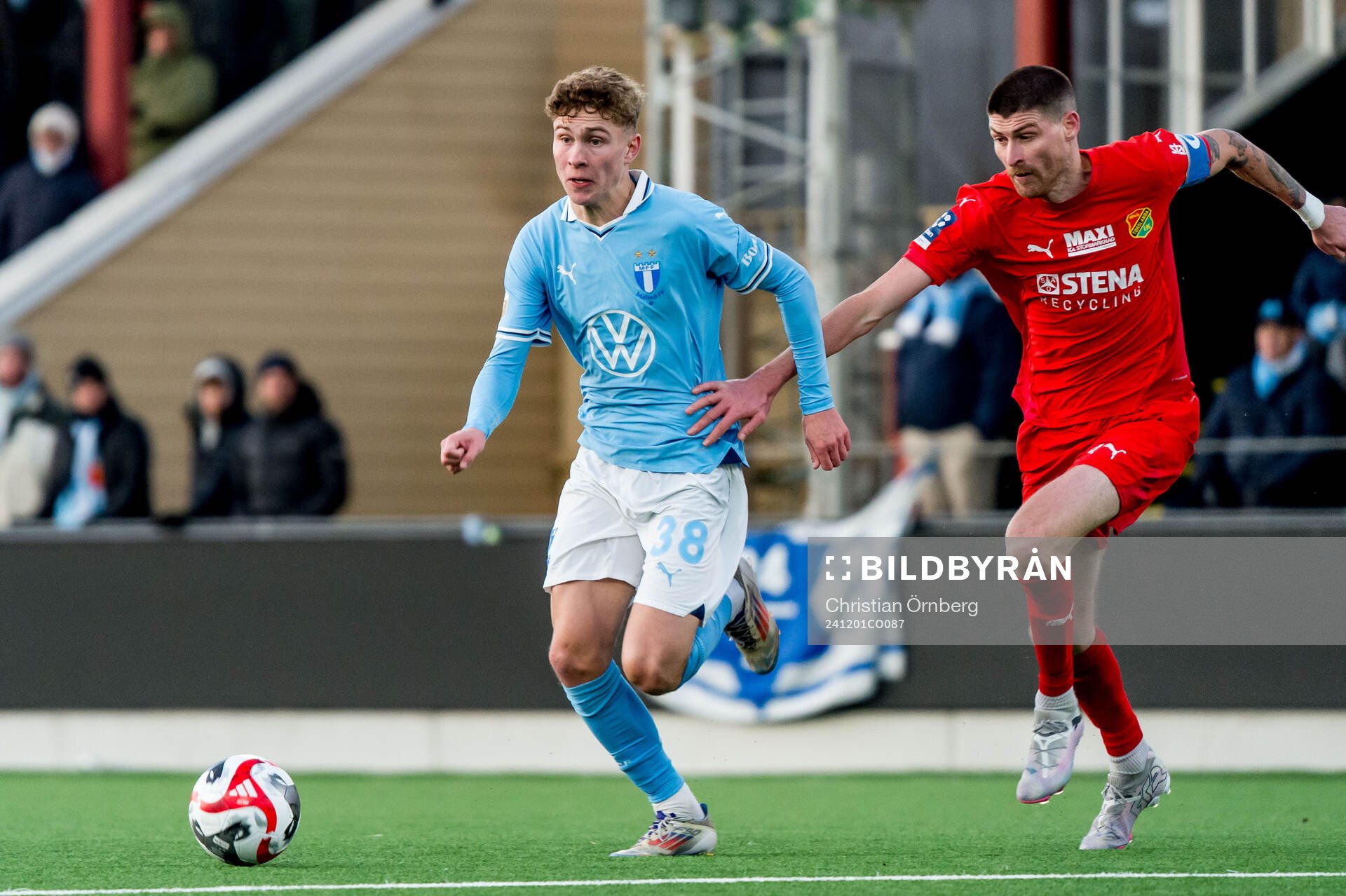 Malmö FFs Hugo Bolin och Torslandas Harrison Moss-Edge