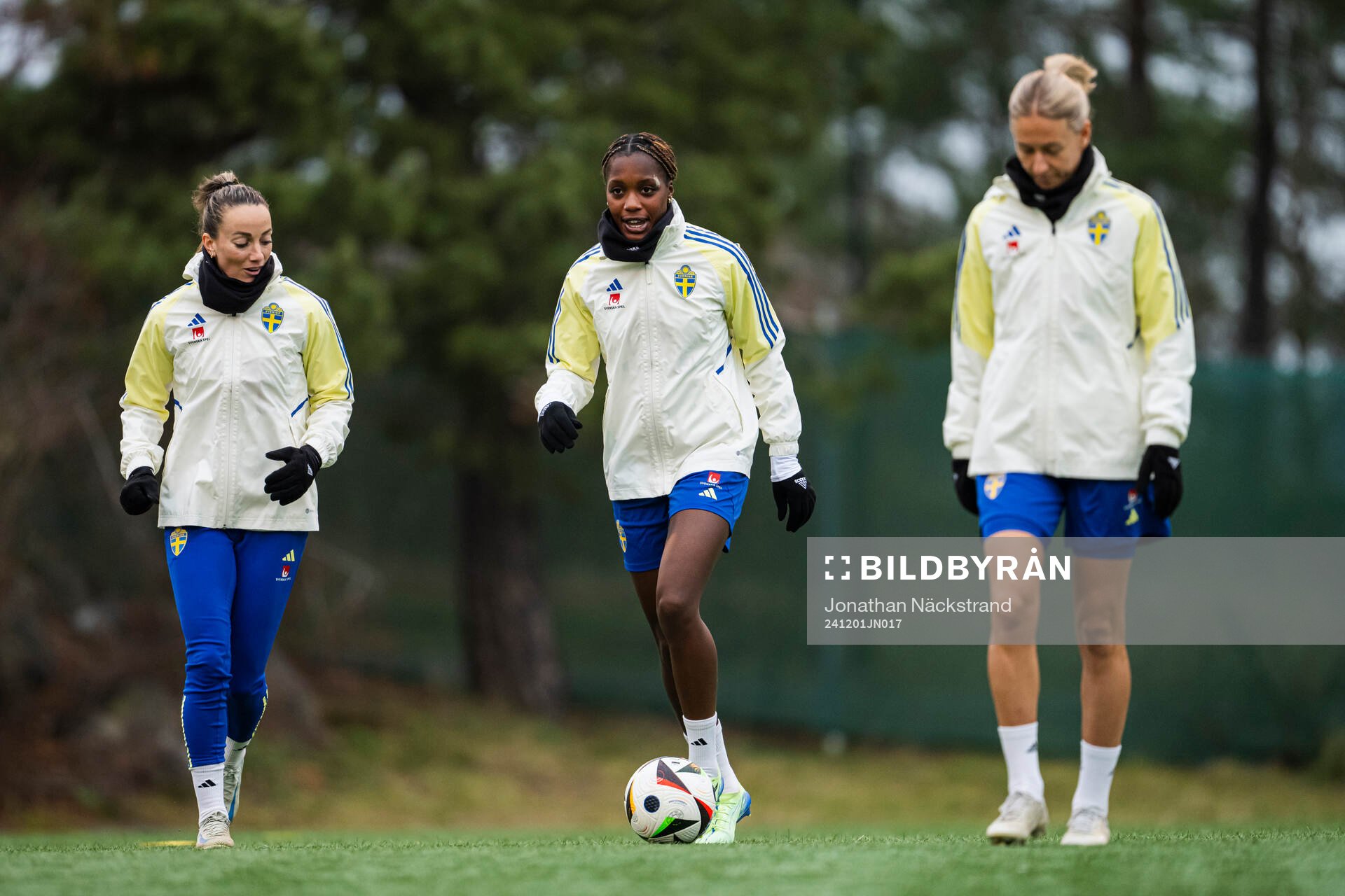 Kosovare Asllani and Evelyn Ijeh of the Swedish women's