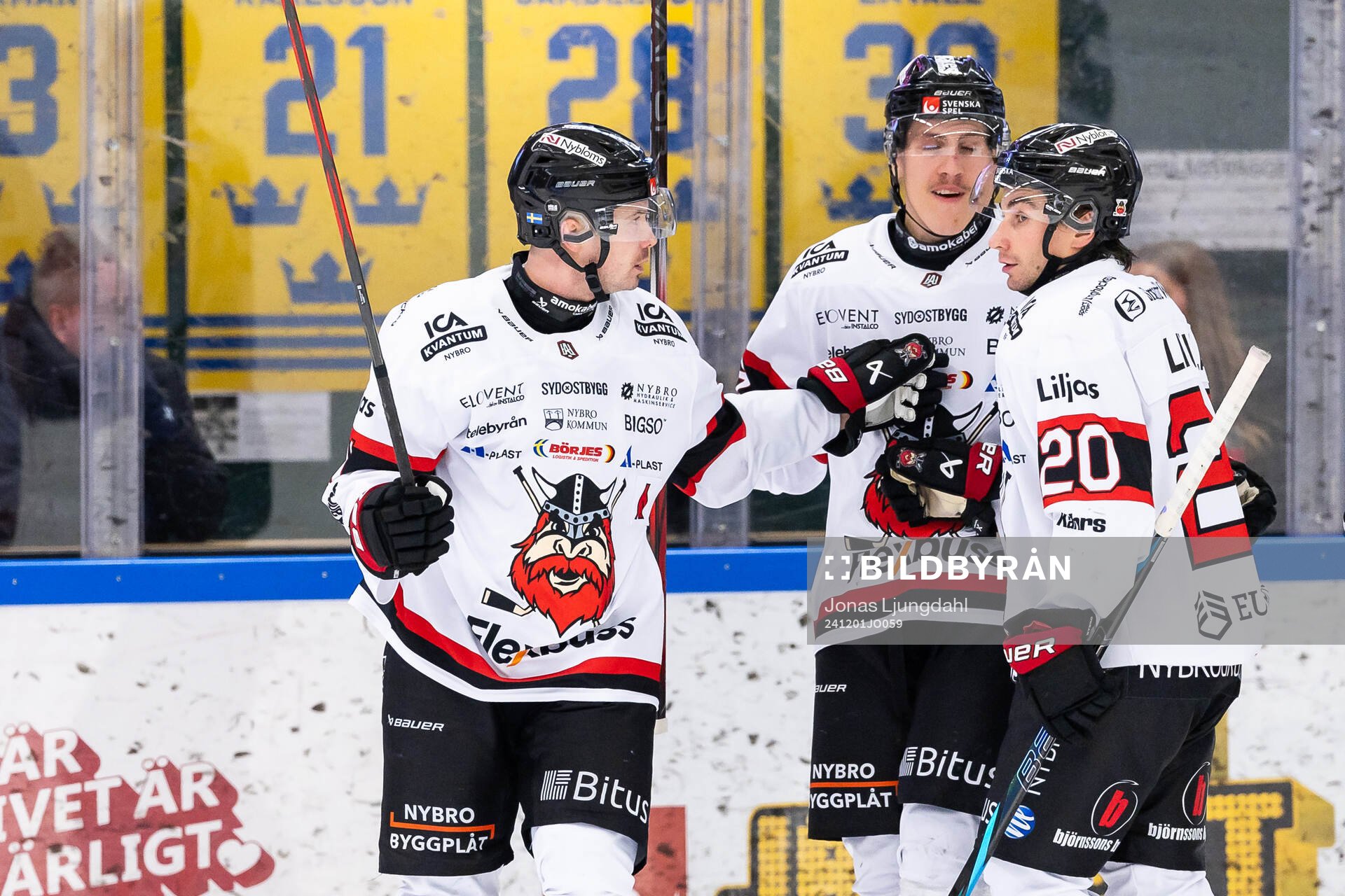 Nybros Anton Svensson och Juho Liuksiala jublar