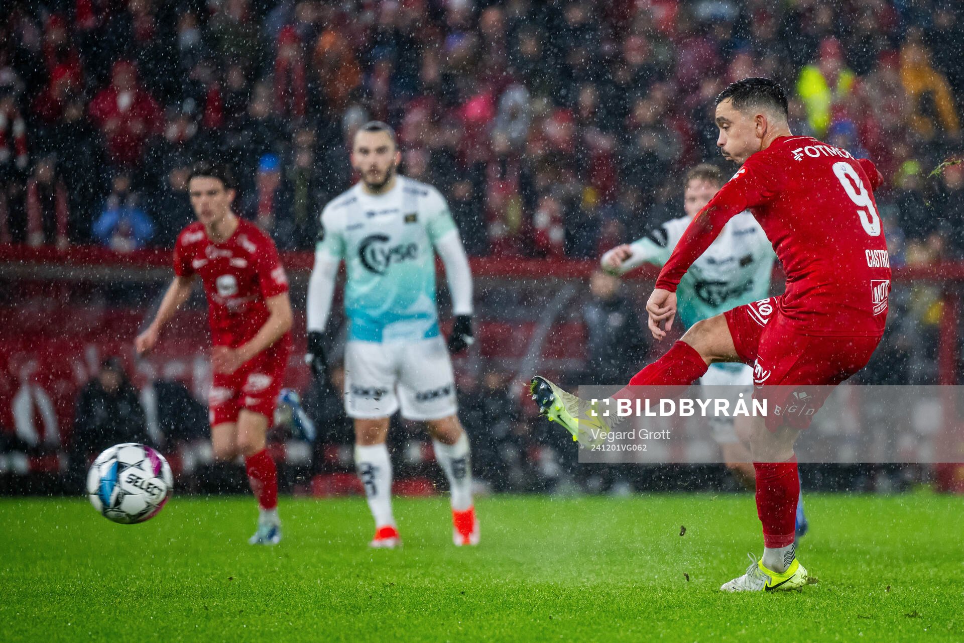Niklas Castro of Brann scores the 1-1 goal