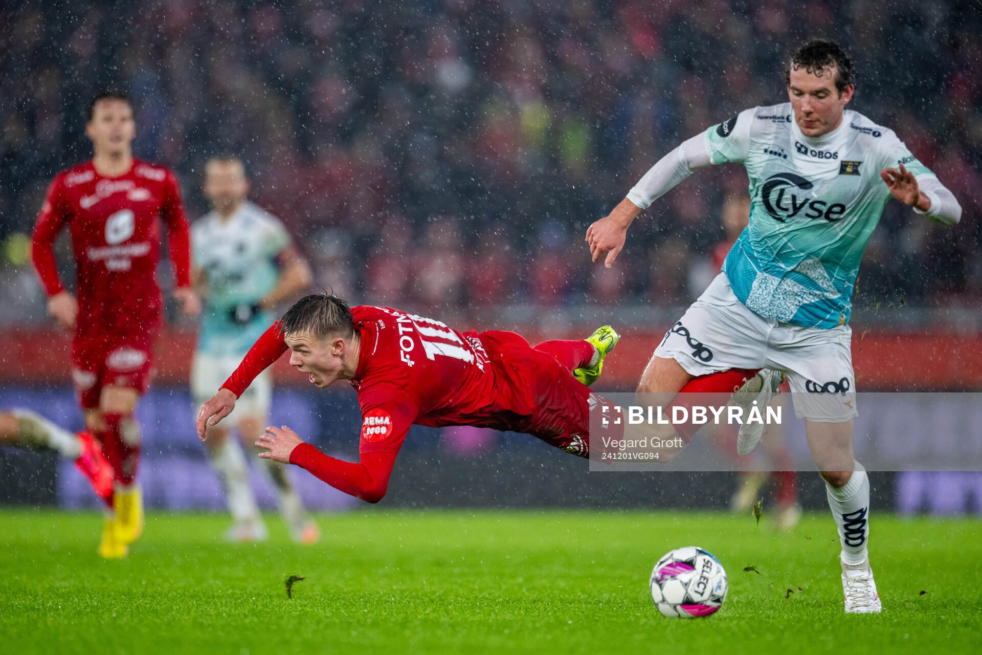 Emil Kornvig of Brann and Joe Bell of Viking