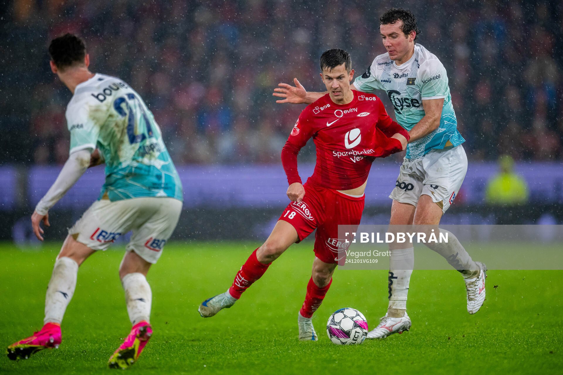 Sander Kartum of Brann and Joe Bell of Viking