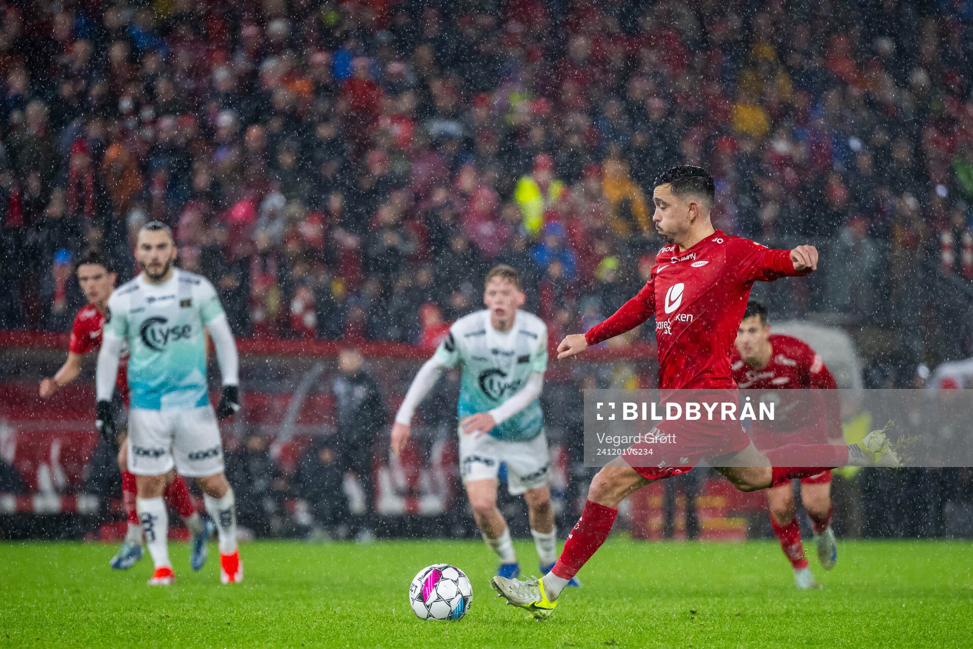 Niklas Castro of Brann scores the 1-1 goal