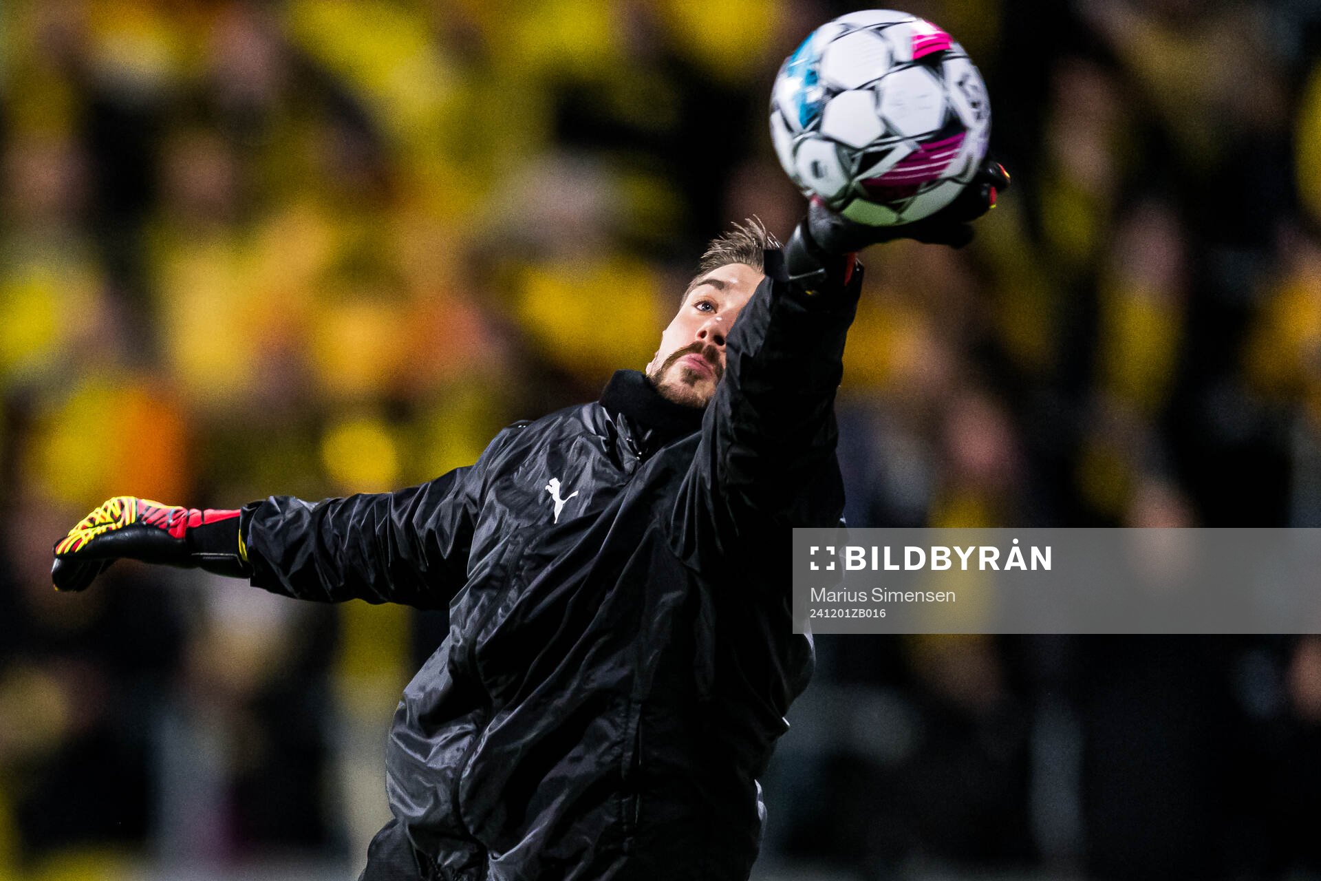 Nikita Haikin of Bodø/Glimt warms up