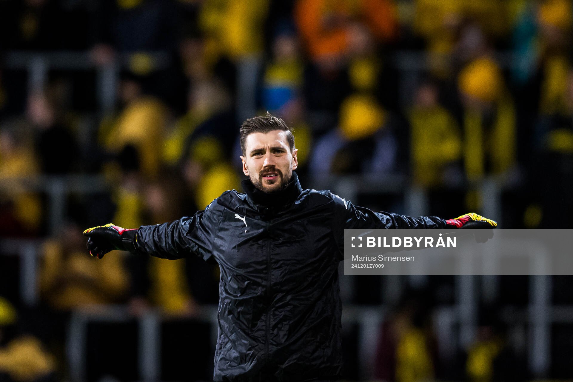 Nikita Haikin of Bodø/Glimt warms up