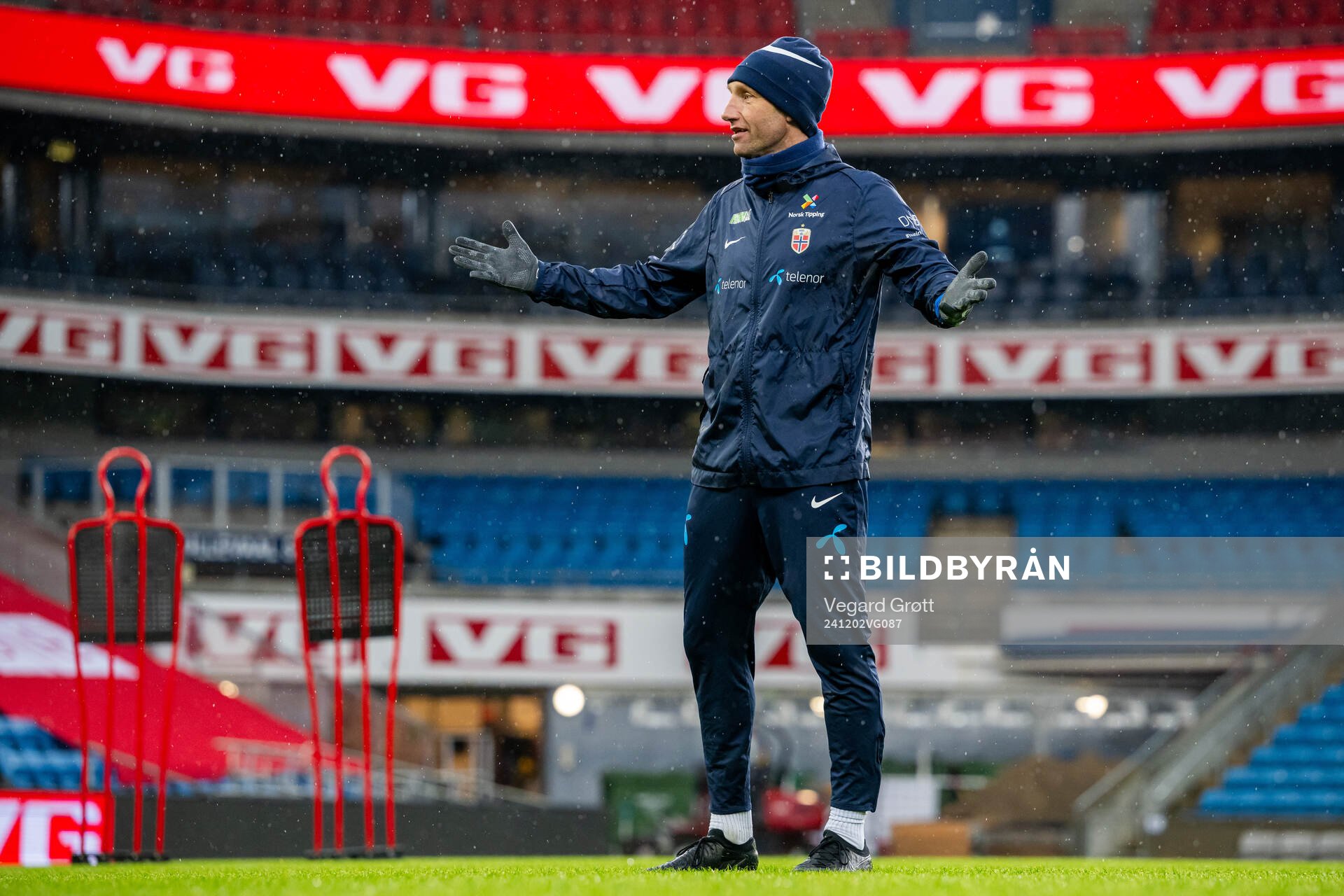 Terje Skjeldestad, coach of the Norwegian women's national football team, during a training session on December 2, 2024 in Oslo.