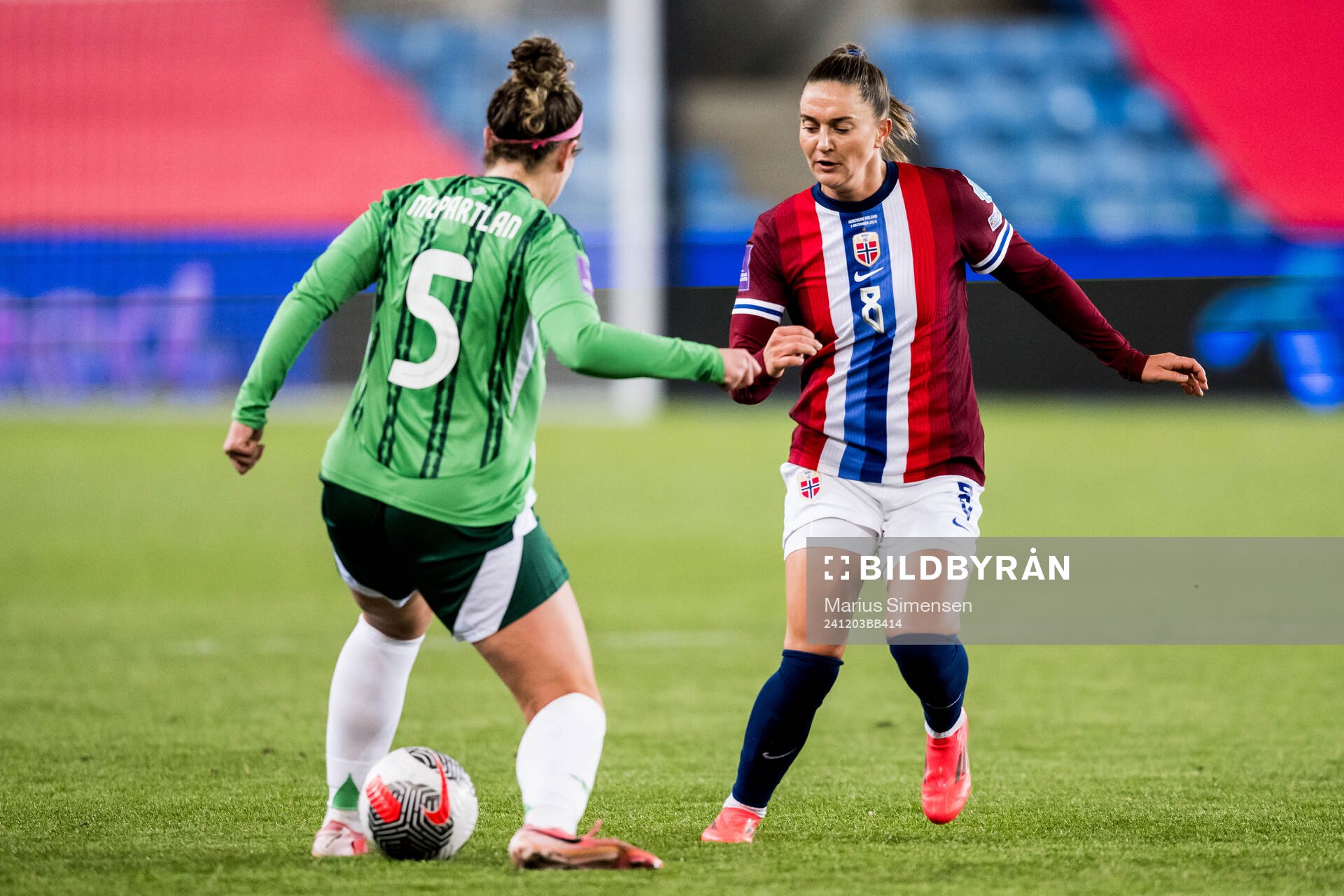 Brenna McPartlan of Northern Ireland and Vilde Bøe Risa of