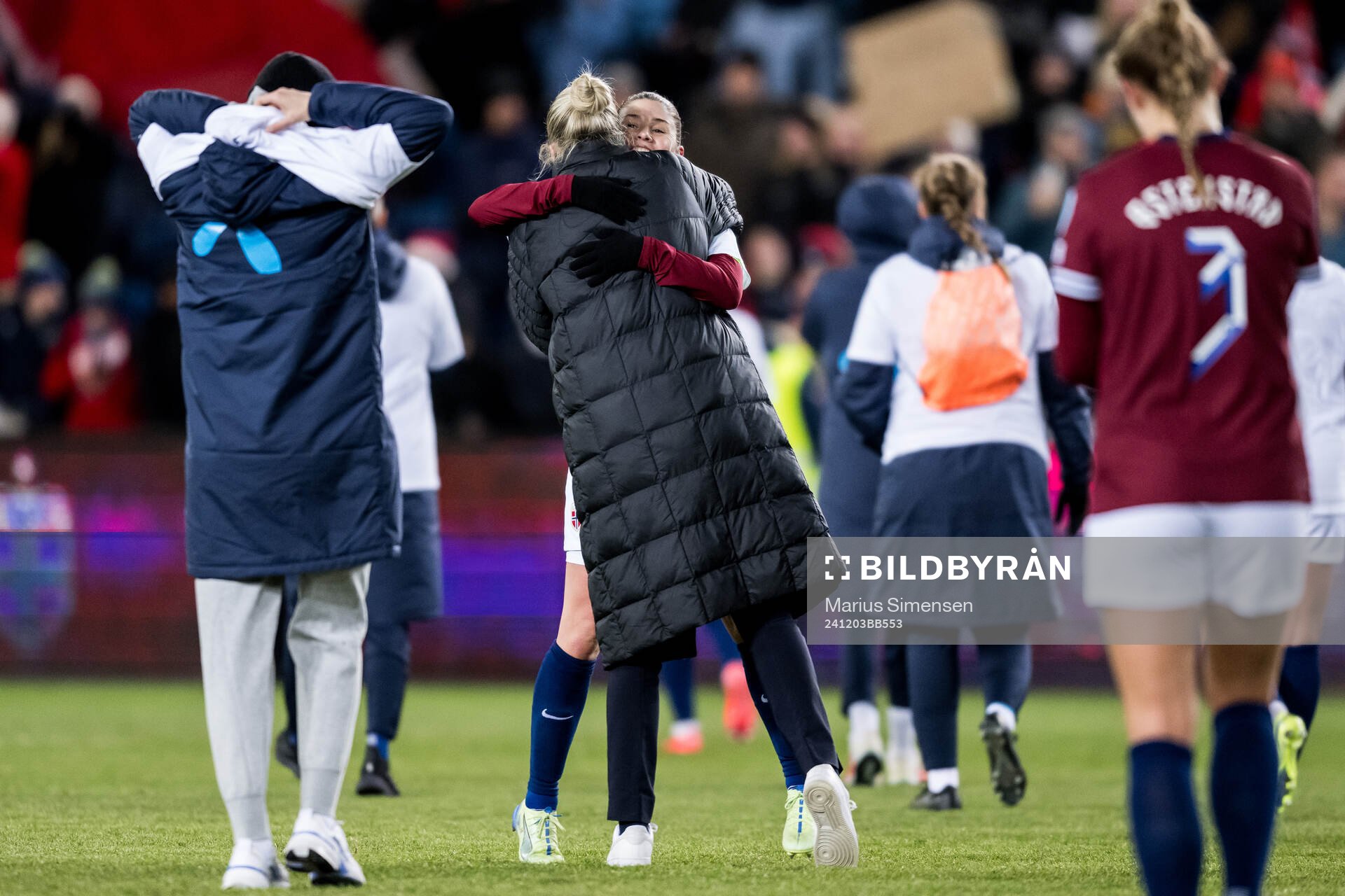 Maren Mjelde and Head coach Gemma Grainger of Norway