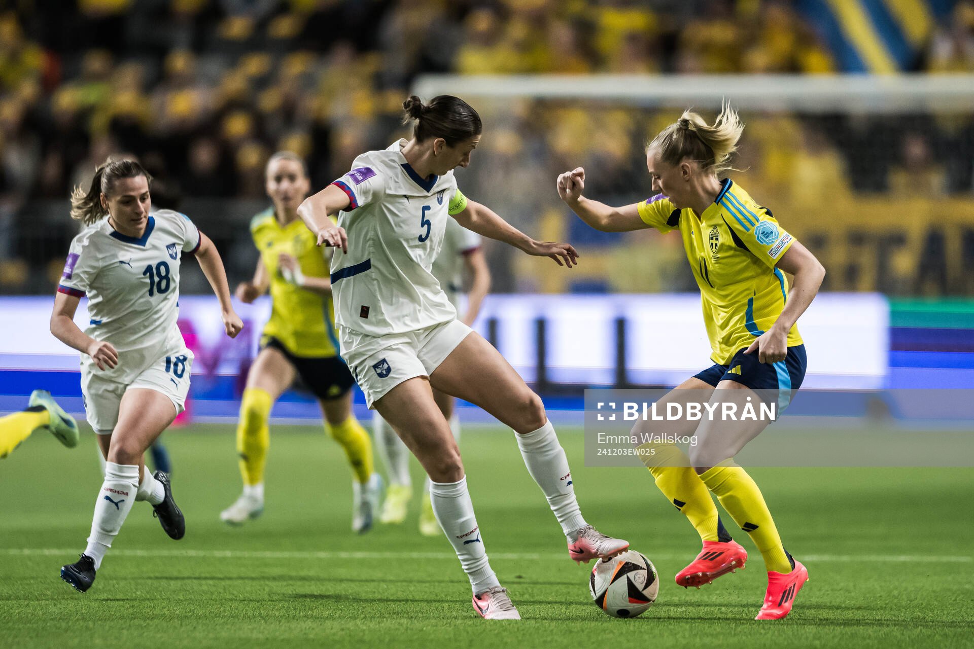 Violeta Slovic of Serbia and Stina Blackstenius of Sweden