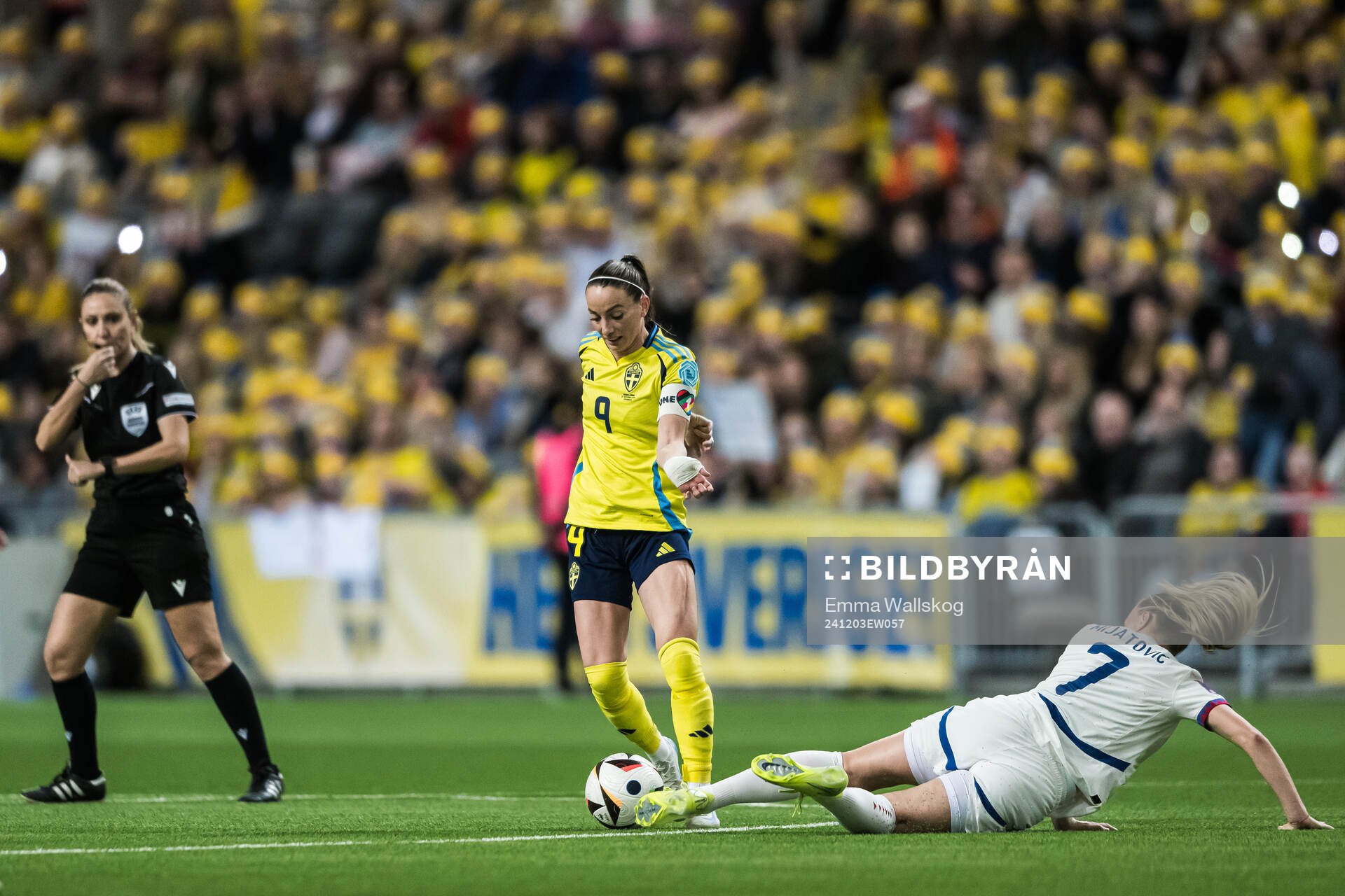 Kosovare Asllani of Sweden and Milica Mijatovic of Serbia