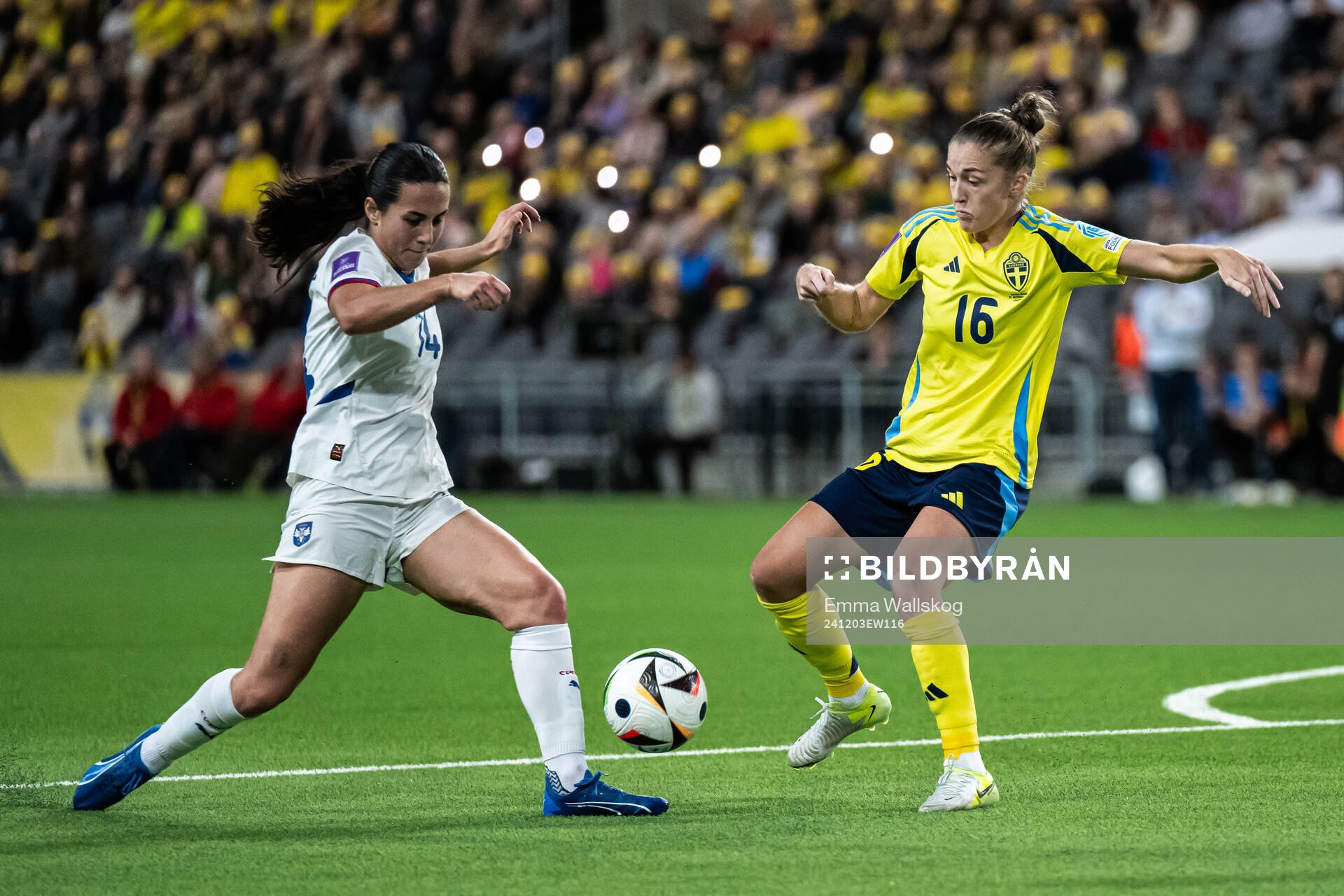 Vesna Milivojevic of Serbia and Filippa Angeldahl of Sweden