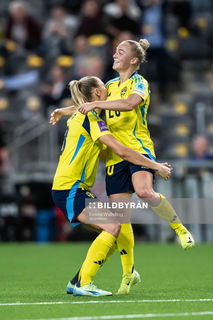 Hanna Bennison of Sweden celebrates with Fridolina Rolfö