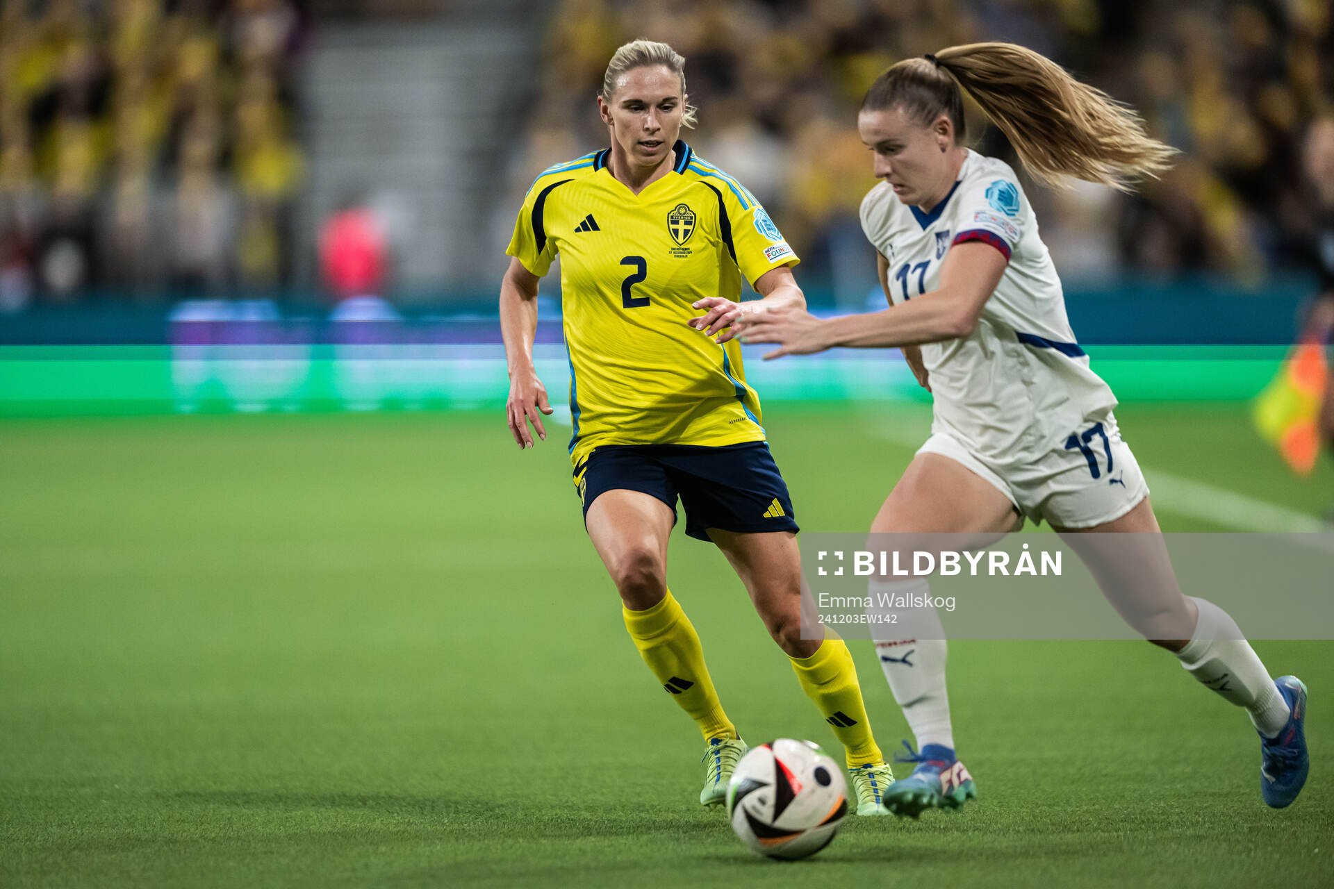Jonna Andersson of Sweden and Allegra Poljak of Serbia