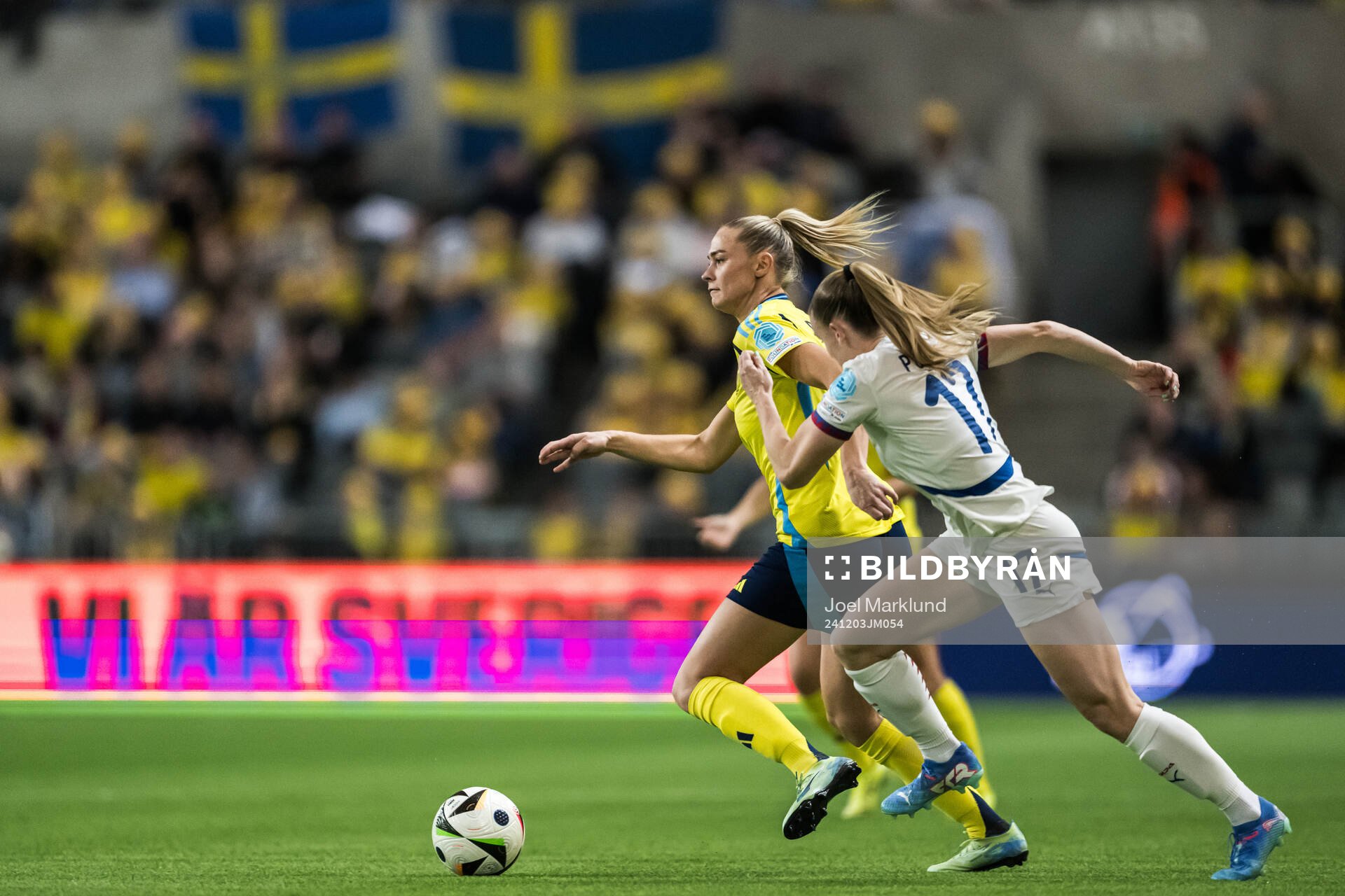Fridolina Rolfö of Sweden and Allegra Poljak of Serbia