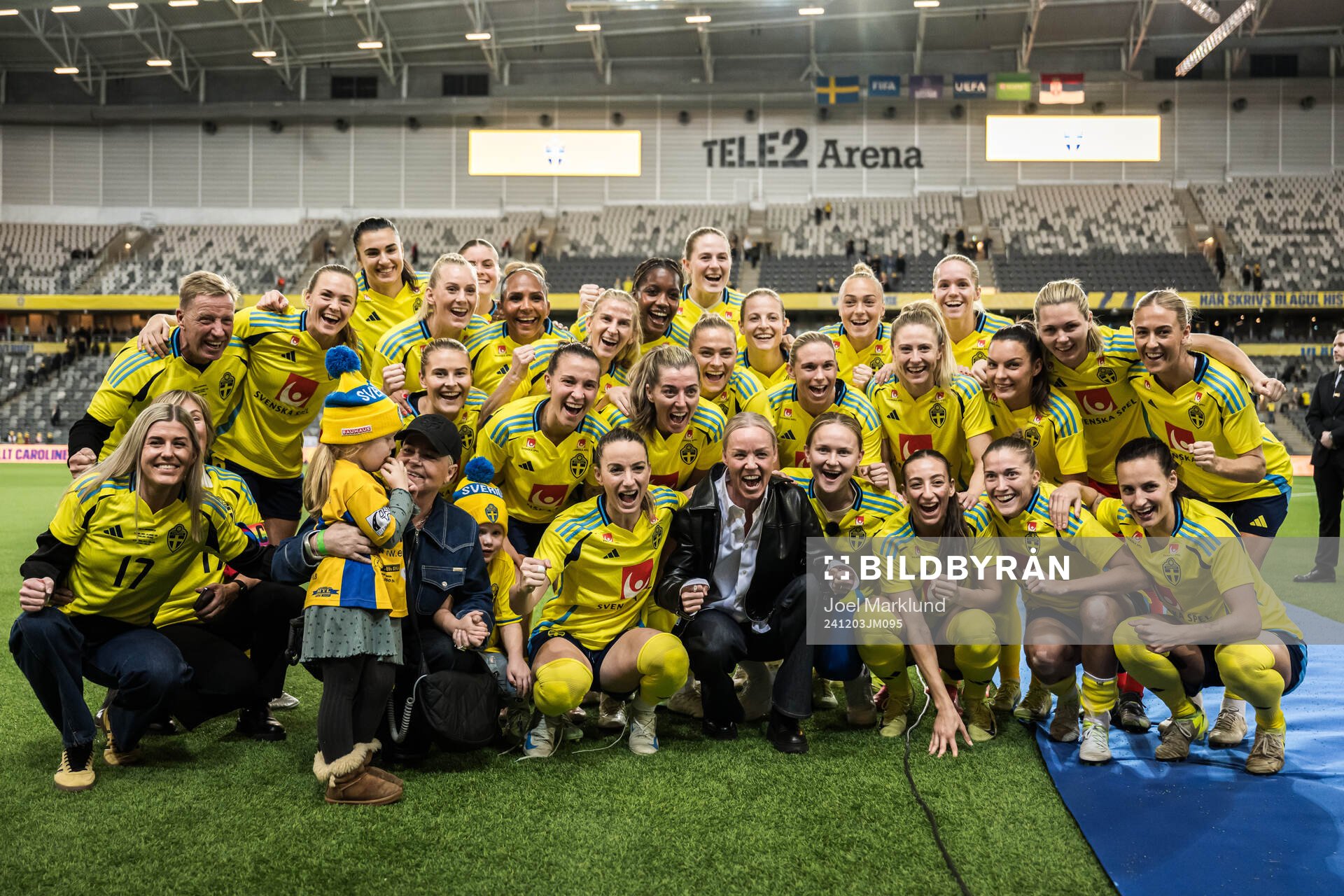 Players of Sweden and Caroline Seger