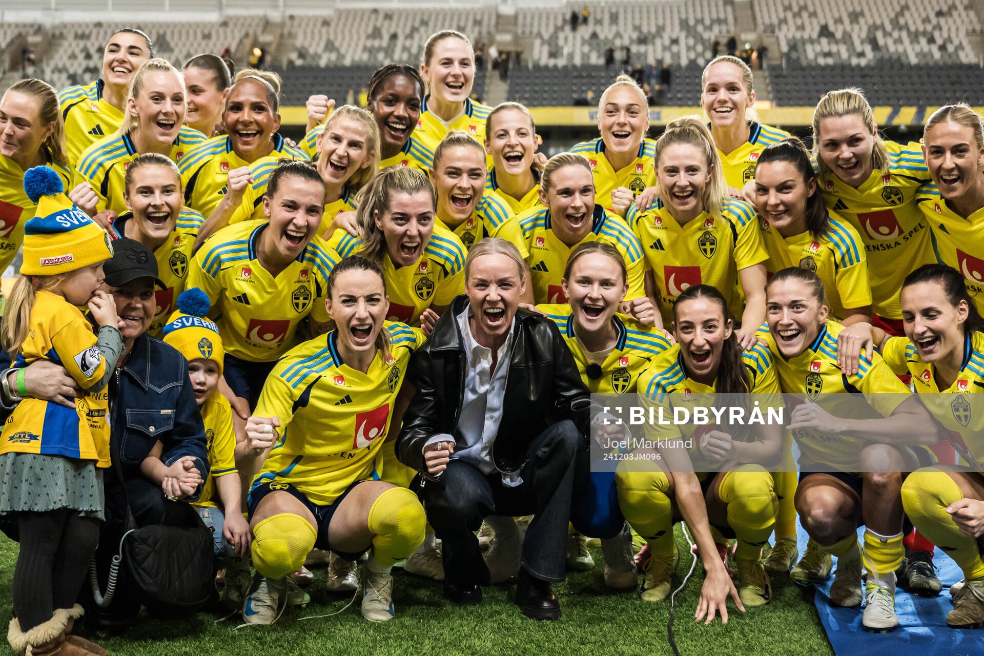 Players of Sweden and Caroline Seger