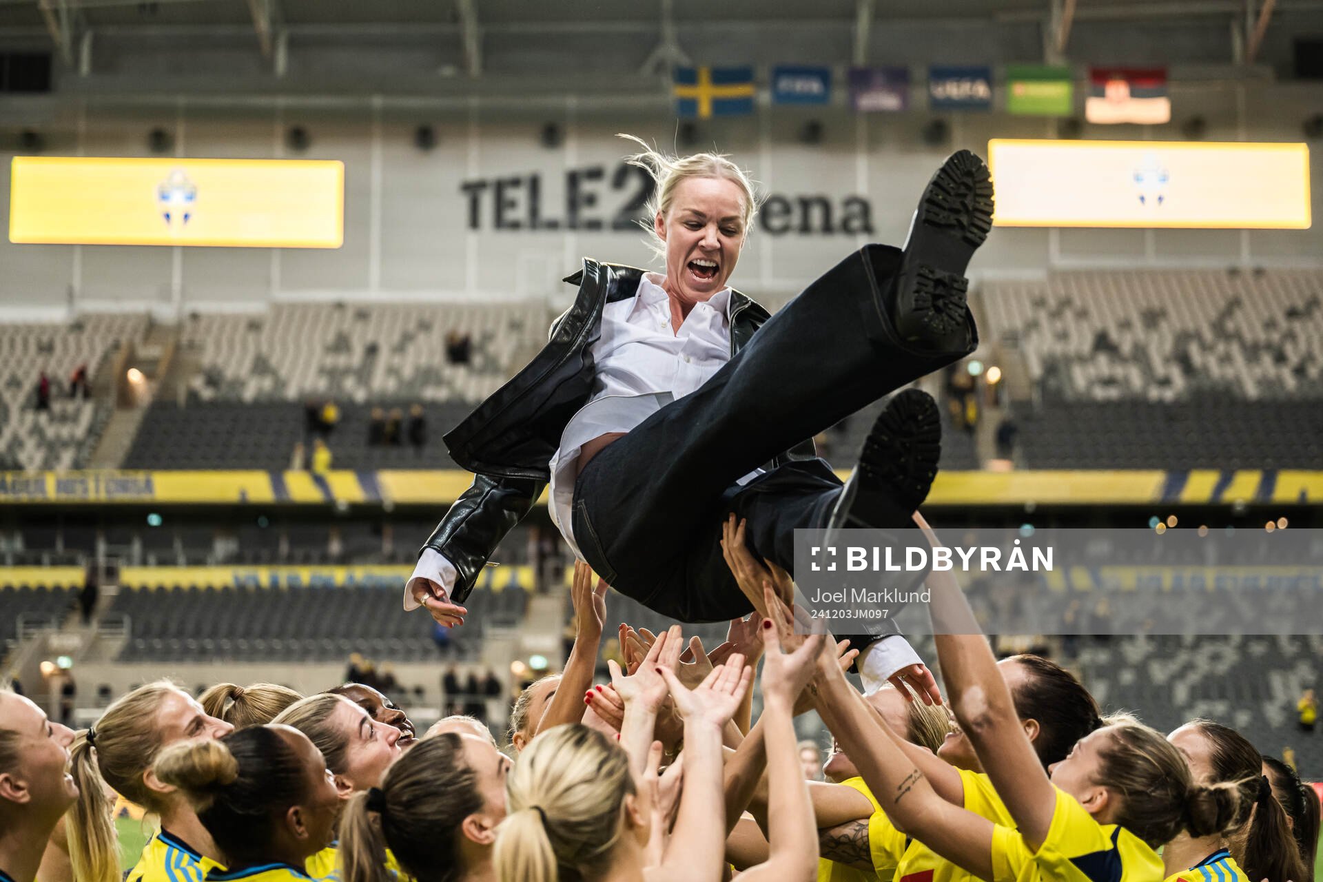Players of Sweden and Caroline Seger