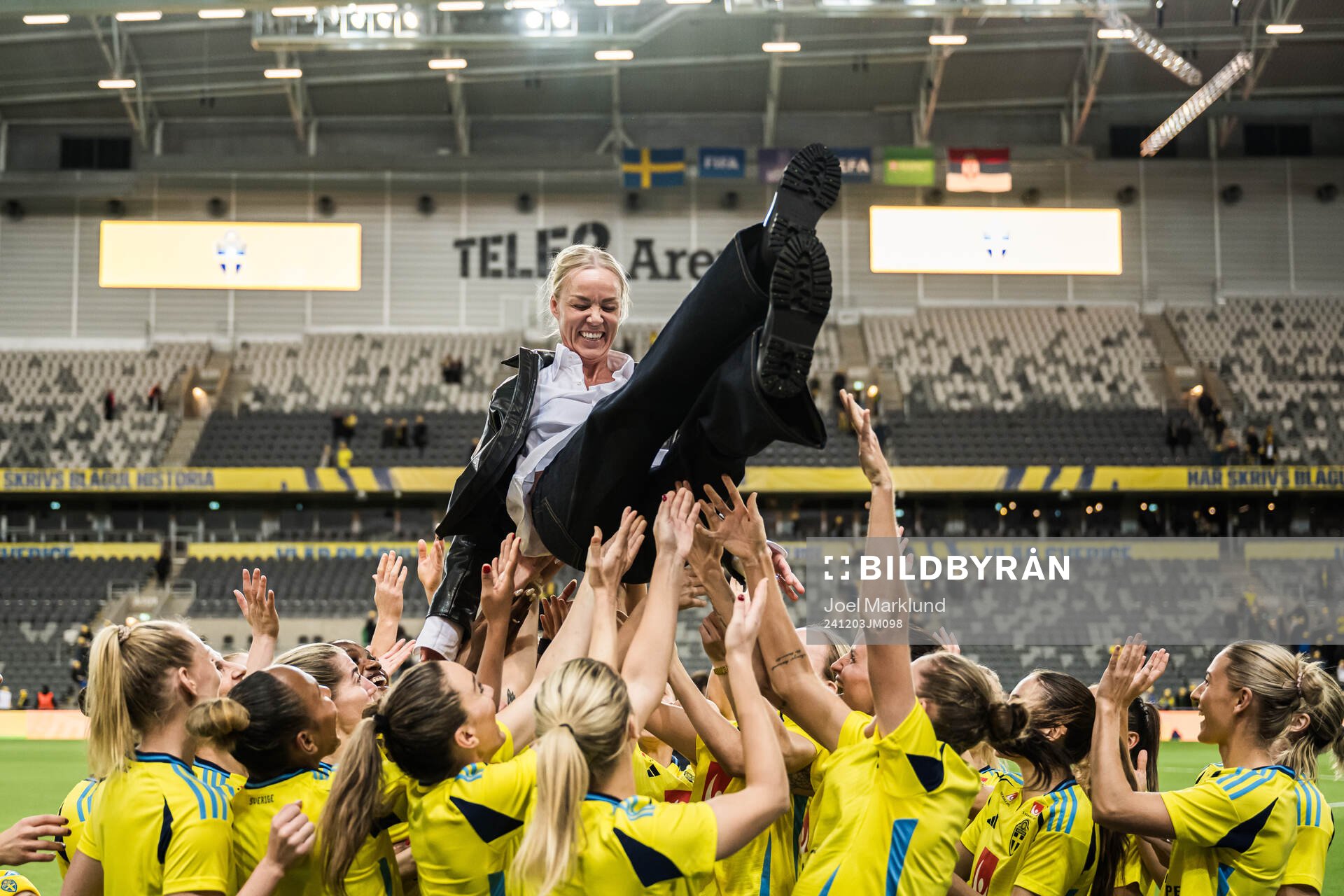 Players of Sweden and Caroline Seger